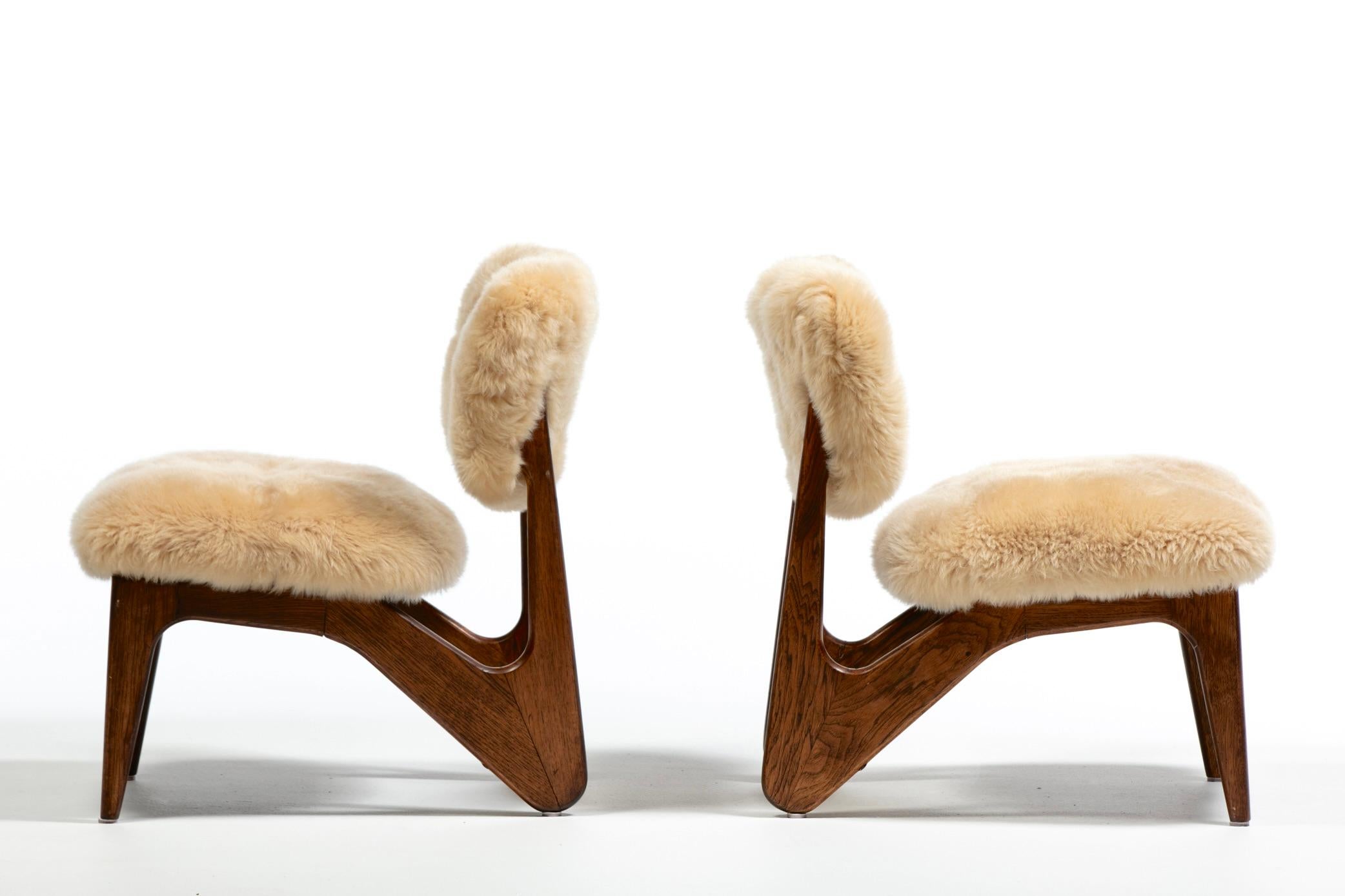 Paire de chaises pantoufles sculpturales en noyer avec des peaux de mouton neuves de couleur crème caramel Bon état - En vente à Saint Louis, MO
