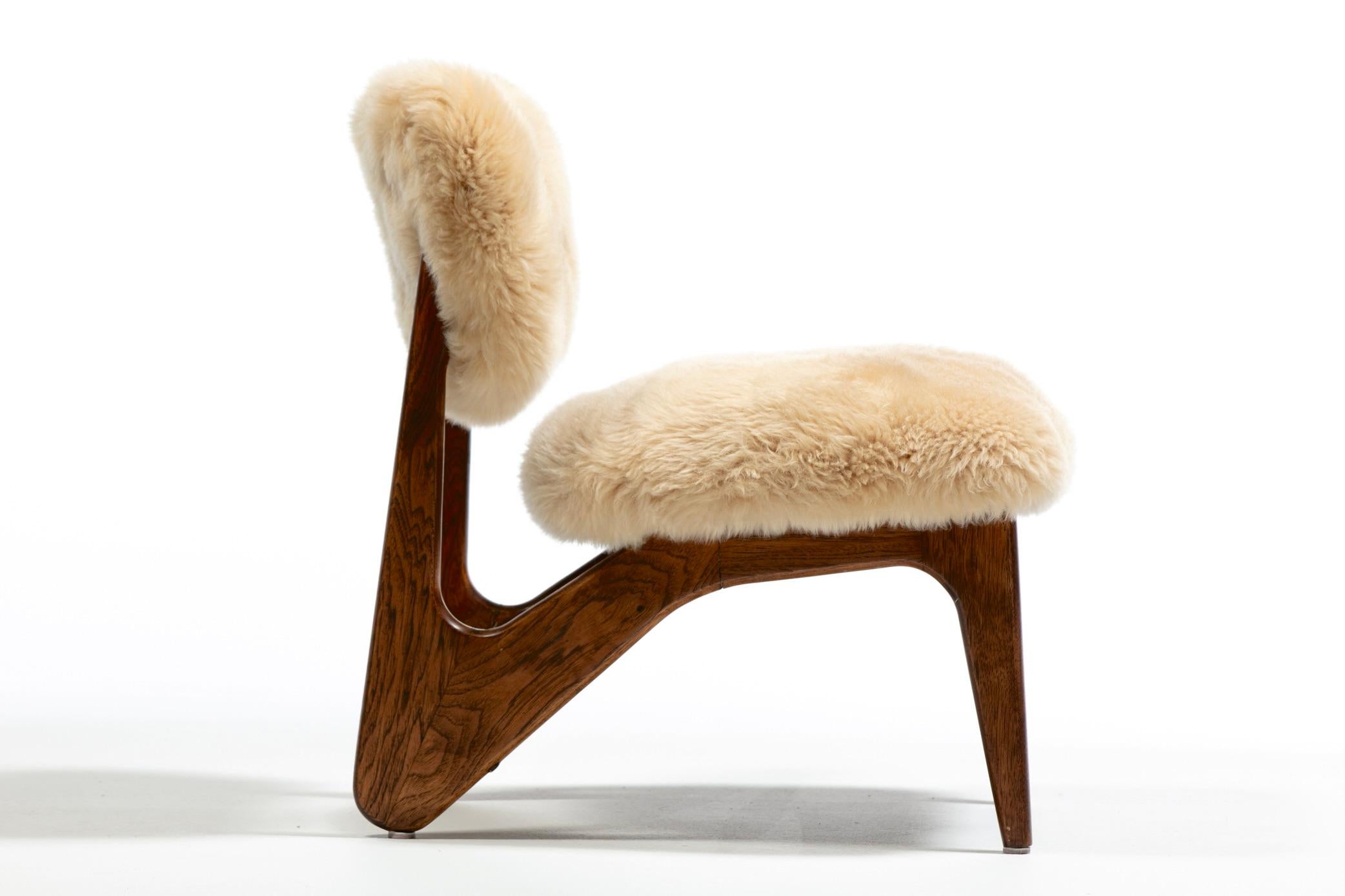 Paire de chaises pantoufles sculpturales en noyer avec des peaux de mouton neuves de couleur crème caramel en vente 1