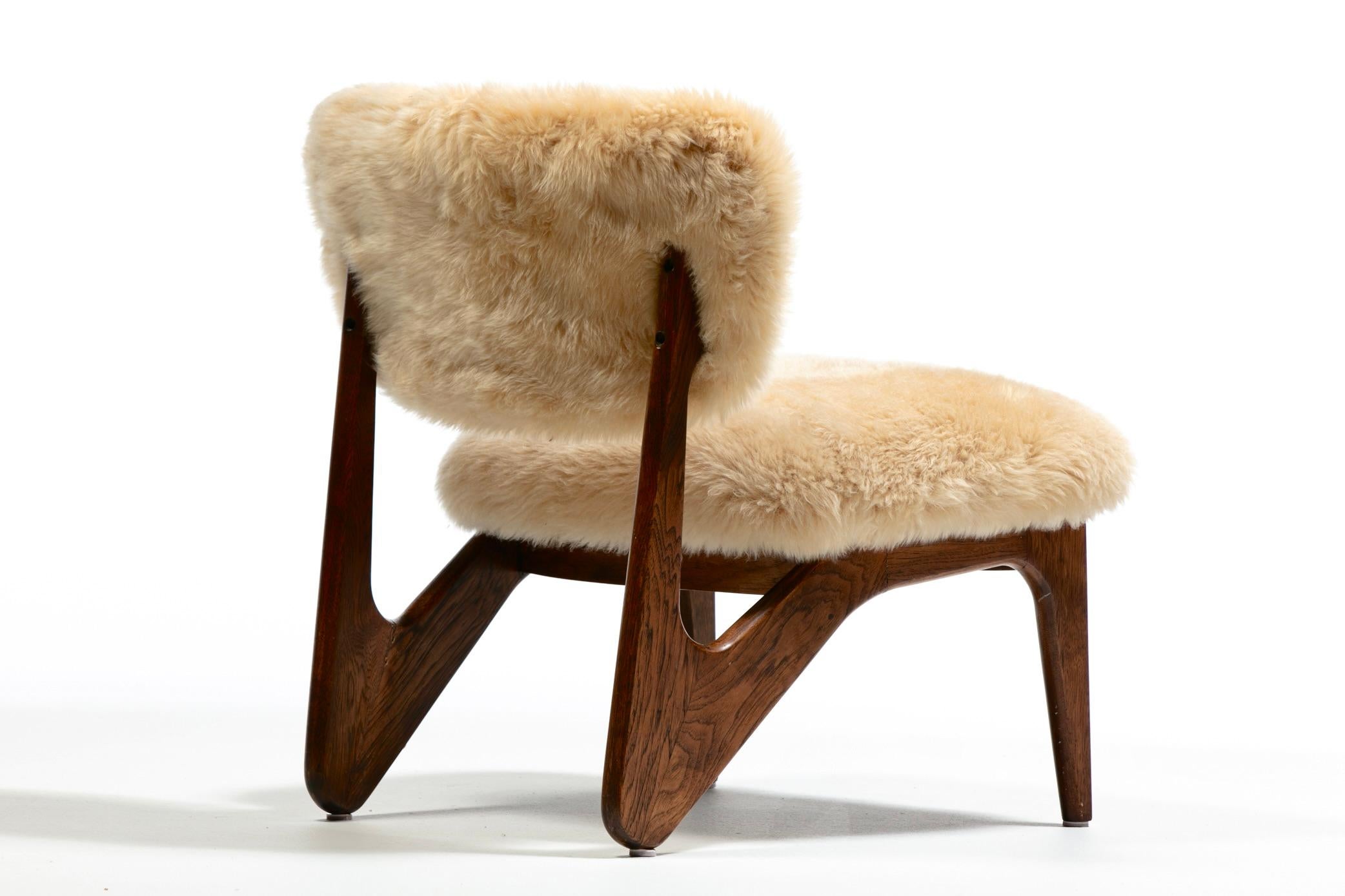 Paire de chaises pantoufles sculpturales en noyer avec des peaux de mouton neuves de couleur crème caramel en vente 2