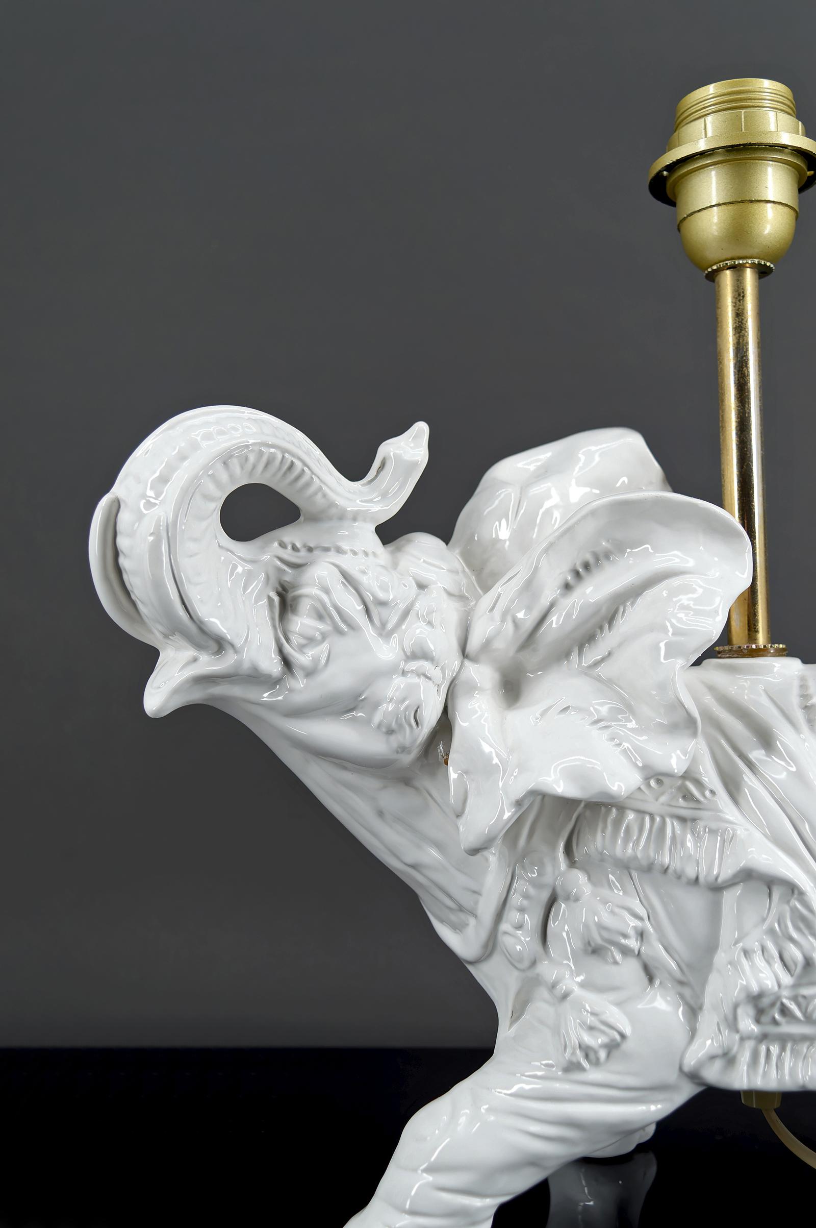 Skulpturale weiße Keramiklampen, Elefanten, Italien, um 1970, Paar im Angebot 2