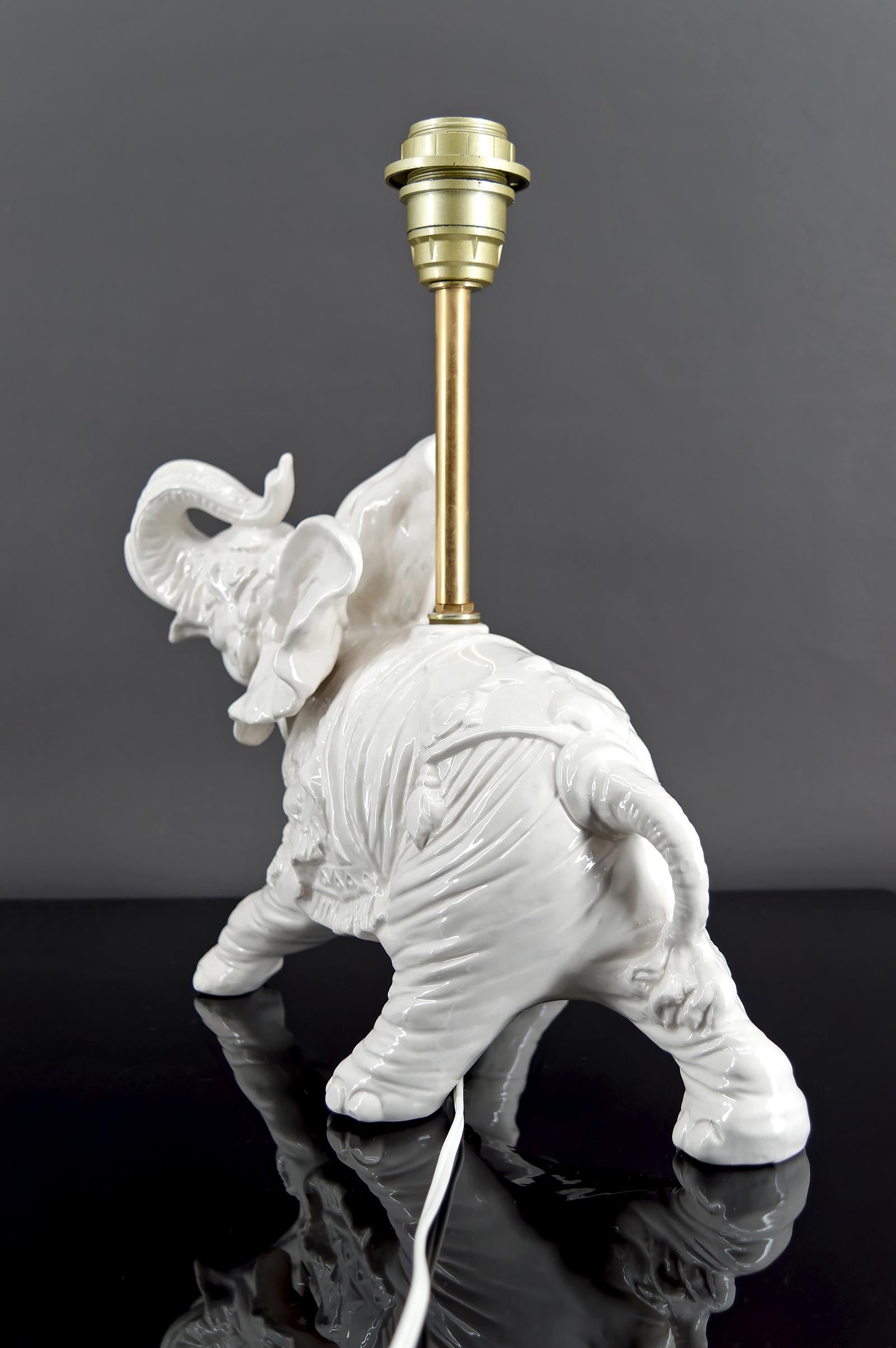 Skulpturale weiße Keramiklampen, Elefanten, Italien, um 1970, Paar im Angebot 4