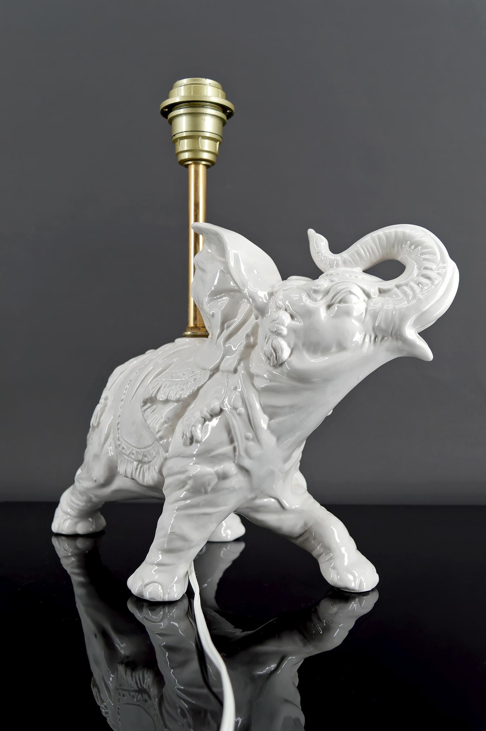 Skulpturale weiße Keramiklampen, Elefanten, Italien, um 1970, Paar im Angebot 7