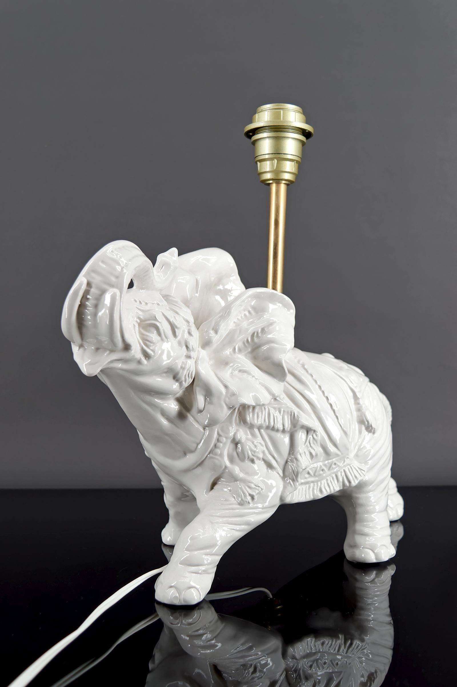 Skulpturale weiße Keramiklampen, Elefanten, Italien, um 1970, Paar im Angebot 8