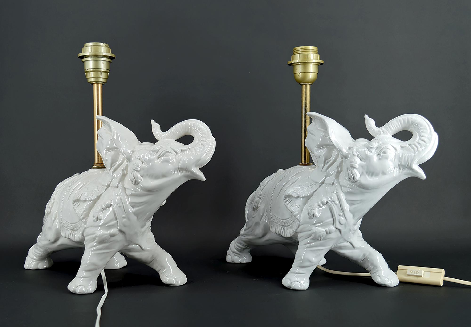 Skulpturale weiße Keramiklampen, Elefanten, Italien, um 1970, Paar (Ästhetizismus) im Angebot