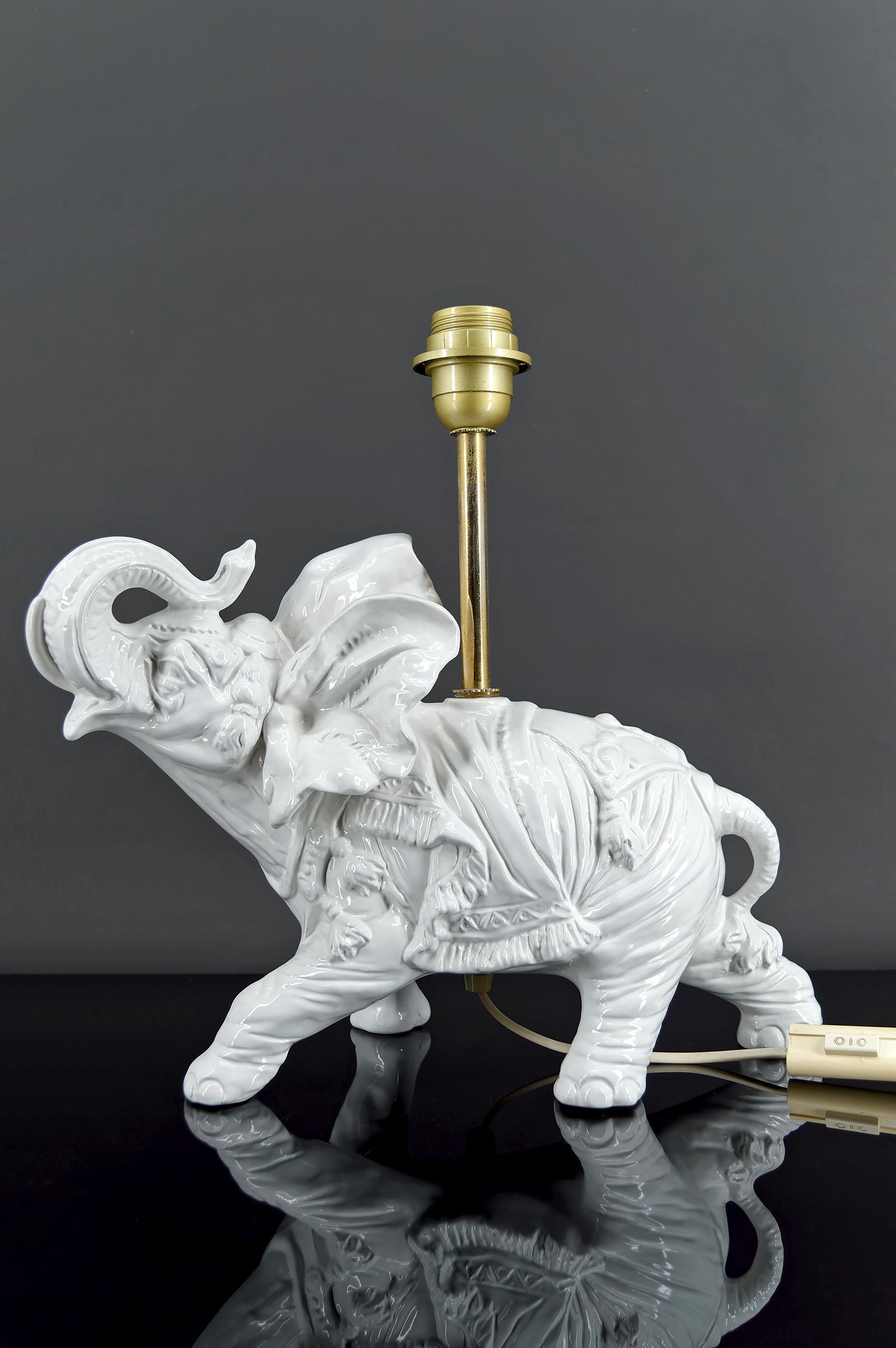 Skulpturale weiße Keramiklampen, Elefanten, Italien, um 1970, Paar (Italienisch) im Angebot