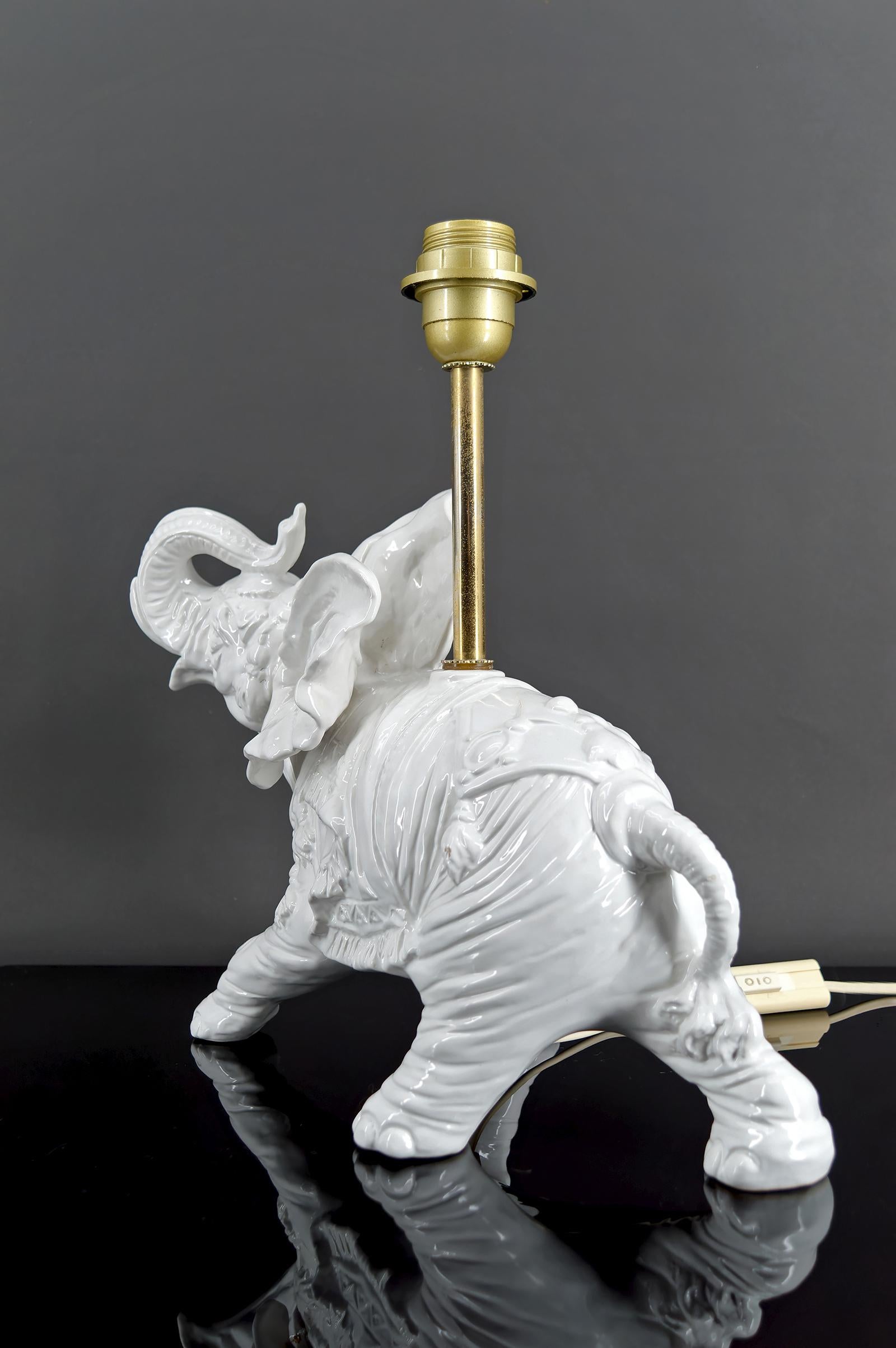 Skulpturale weiße Keramiklampen, Elefanten, Italien, um 1970, Paar (Geschnitzt) im Angebot