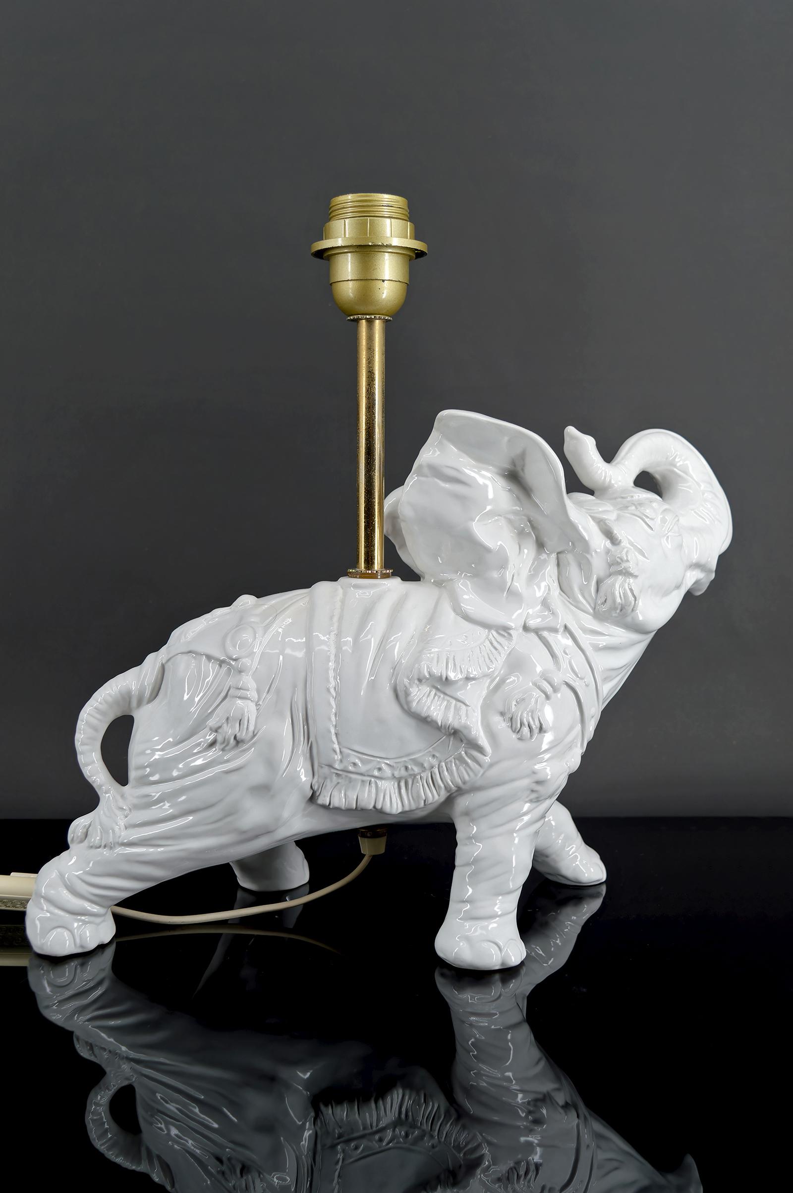 Skulpturale weiße Keramiklampen, Elefanten, Italien, um 1970, Paar (Ende des 20. Jahrhunderts) im Angebot