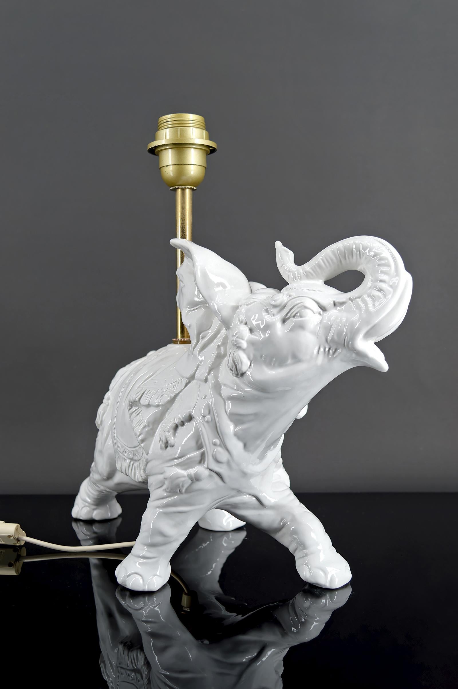 Skulpturale weiße Keramiklampen, Elefanten, Italien, um 1970, Paar (Metall) im Angebot