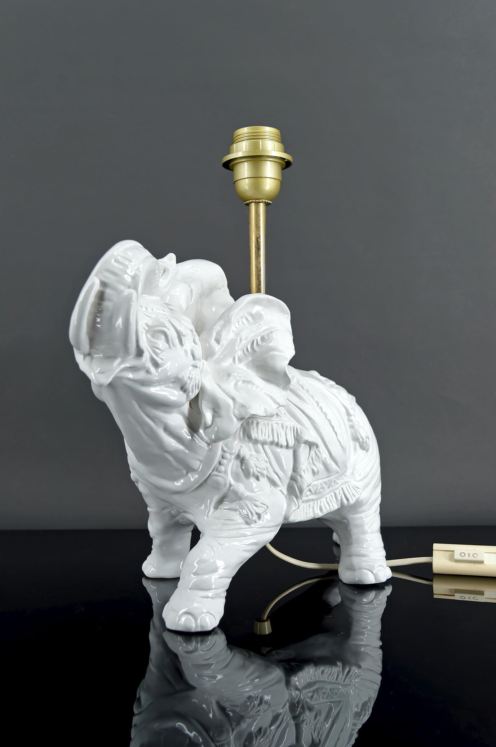 Skulpturale weiße Keramiklampen, Elefanten, Italien, um 1970, Paar im Angebot 1