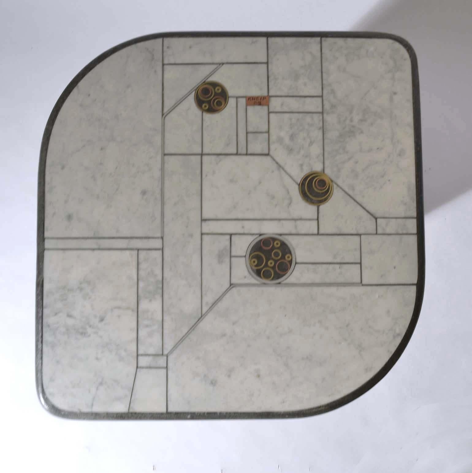 Two sculptural mosaic side tables on alternating heights have an unusual shape. The tables are inlaid with white Carrara marble and pieces of brass and copper. Designed by the Dutch sculptor, mosaic artist and painter Paul Kingma, The Hague