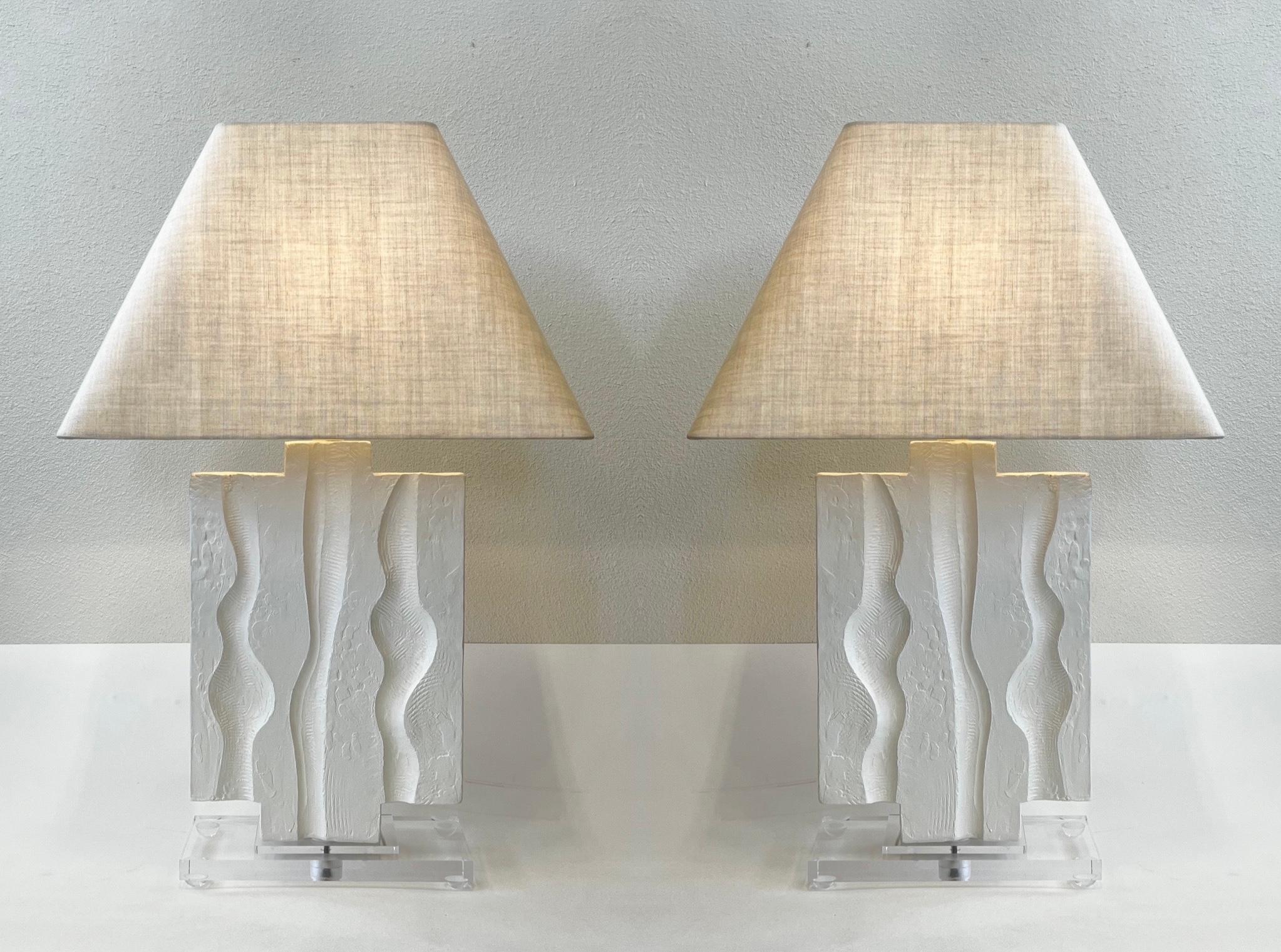 Pareja de lámparas escultóricas de escayola blanca by Casual Lamps 3