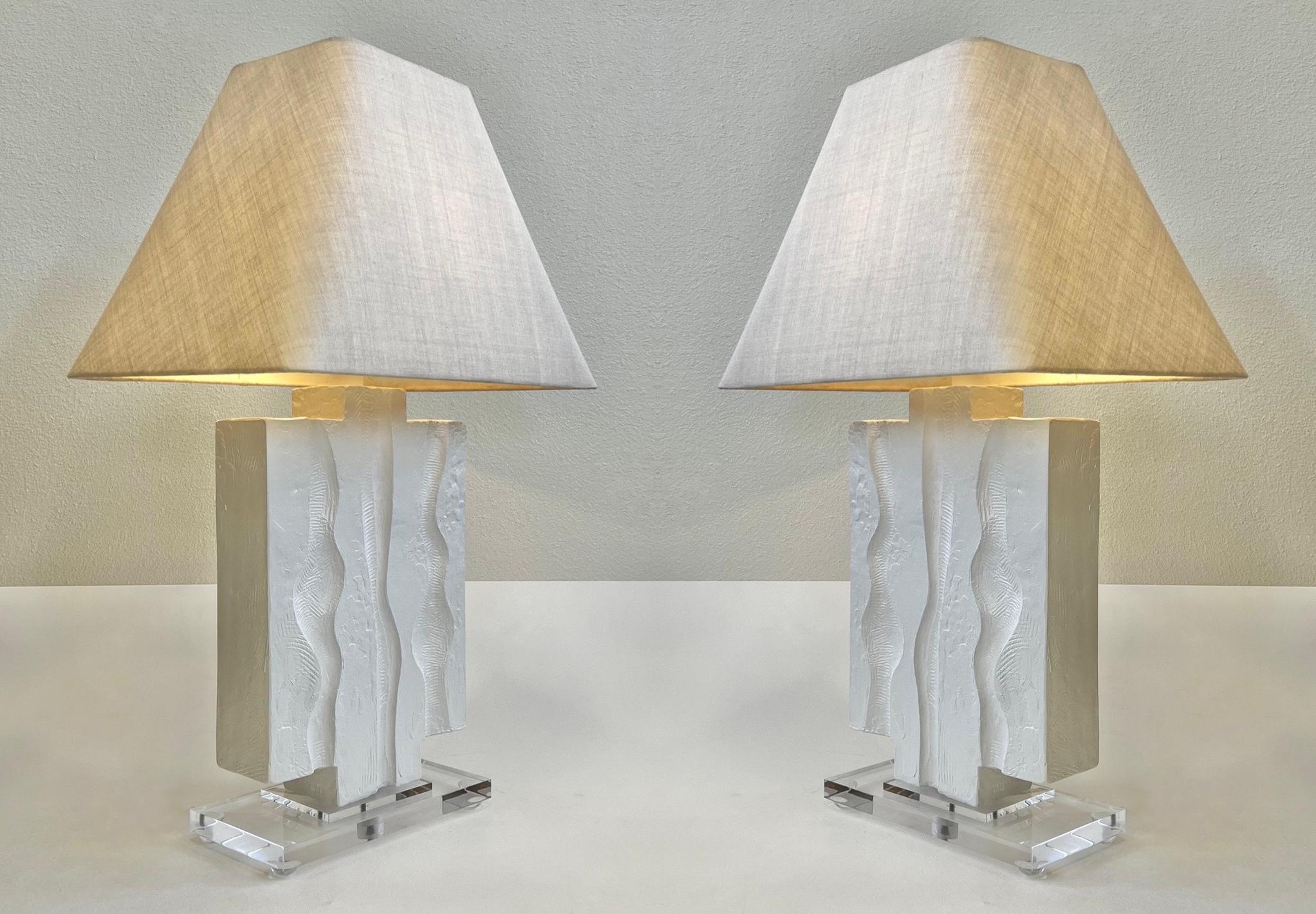 Pareja de lámparas de sobremesa de escayola blanca esculpida de Casual Lamps de 1987. 
Construidas en escayola sobre bases acrílicas transparentes con herrajes nuevos de latón. 
Recién recableado con herrajes de latón nuevos. 
Con cable para EE.UU.,