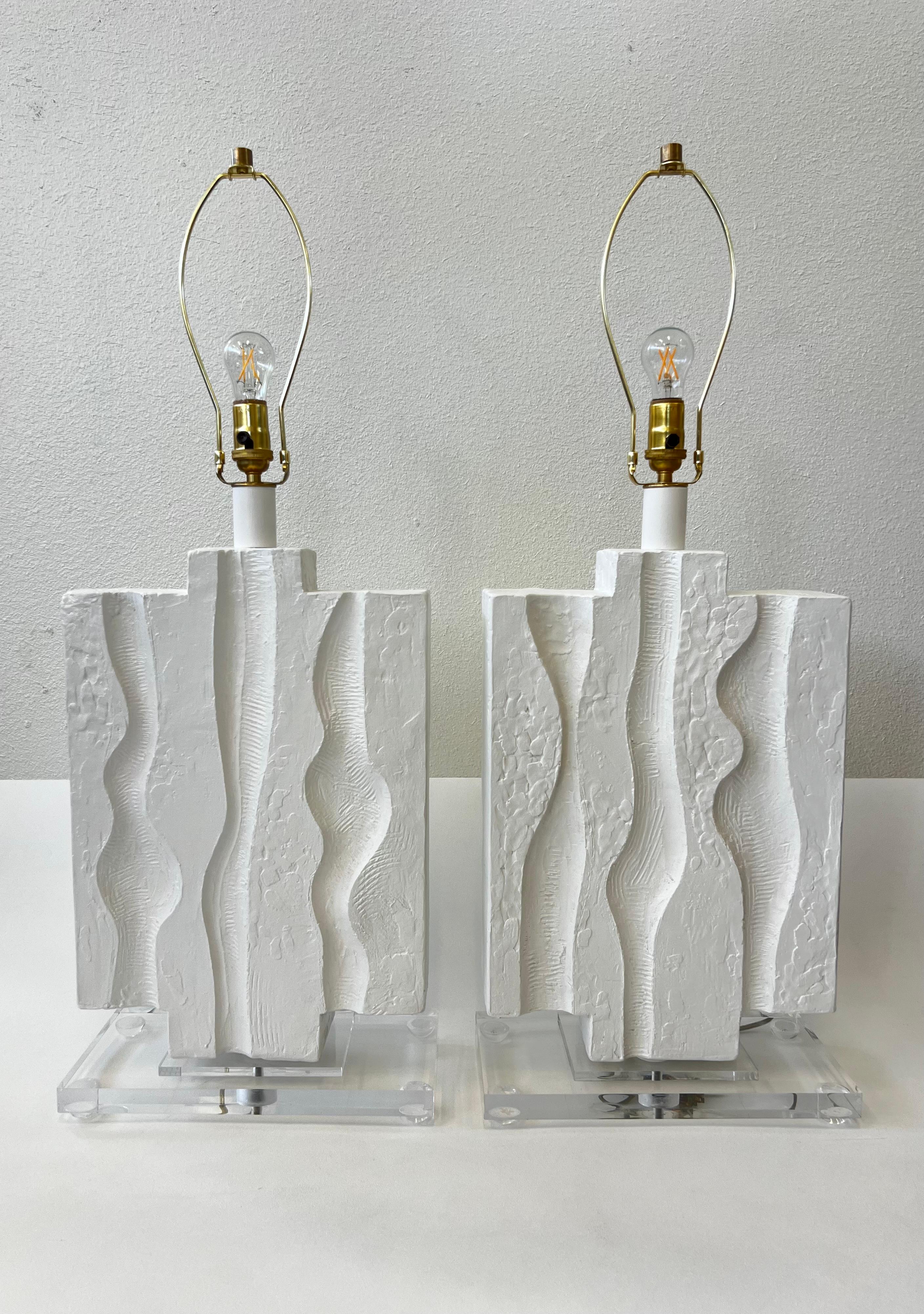 Pareja de lámparas escultóricas de escayola blanca by Casual Lamps Estadounidense