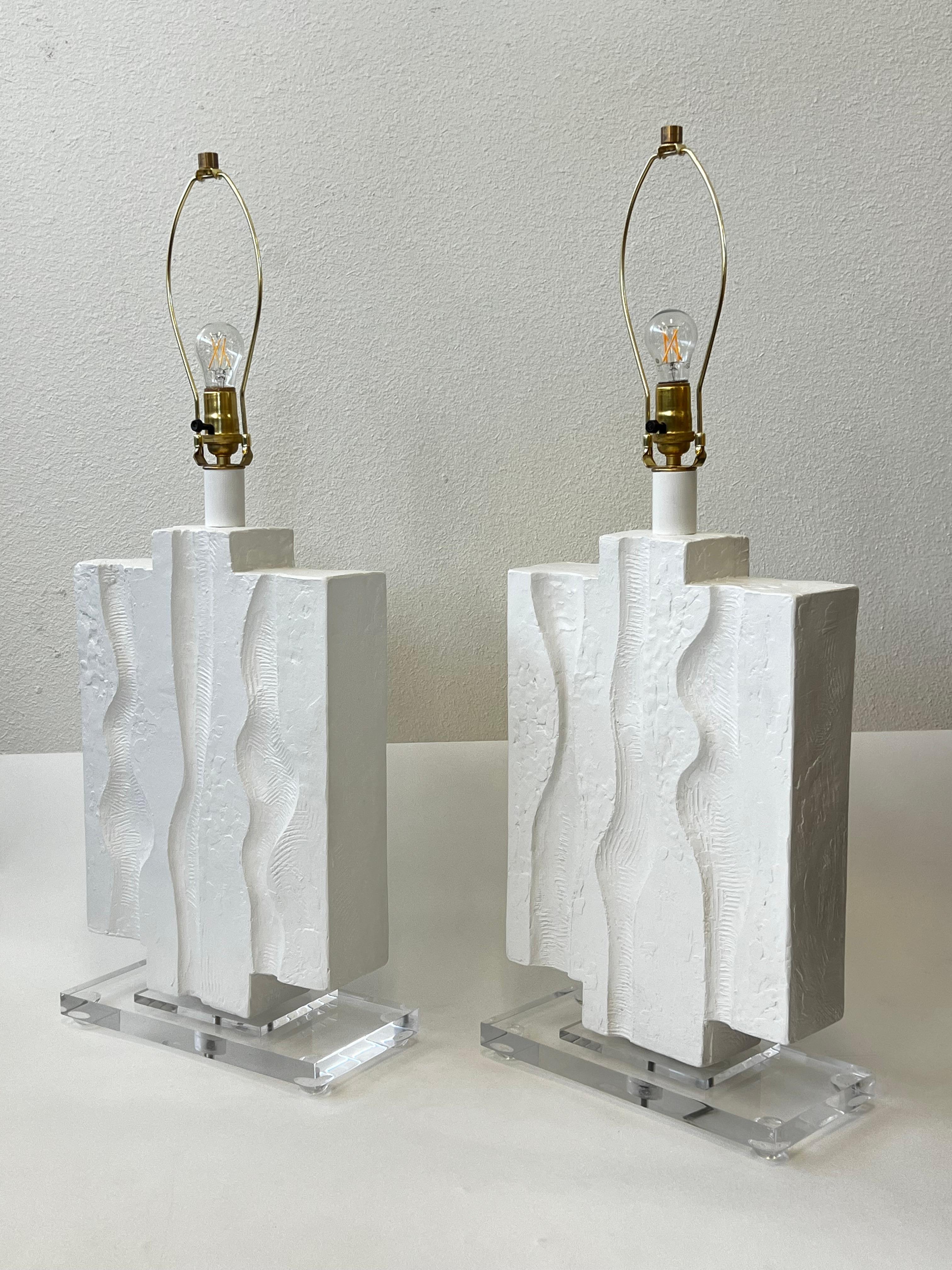 Pareja de lámparas escultóricas de escayola blanca by Casual Lamps en Bueno Estado en Palm Springs, CA