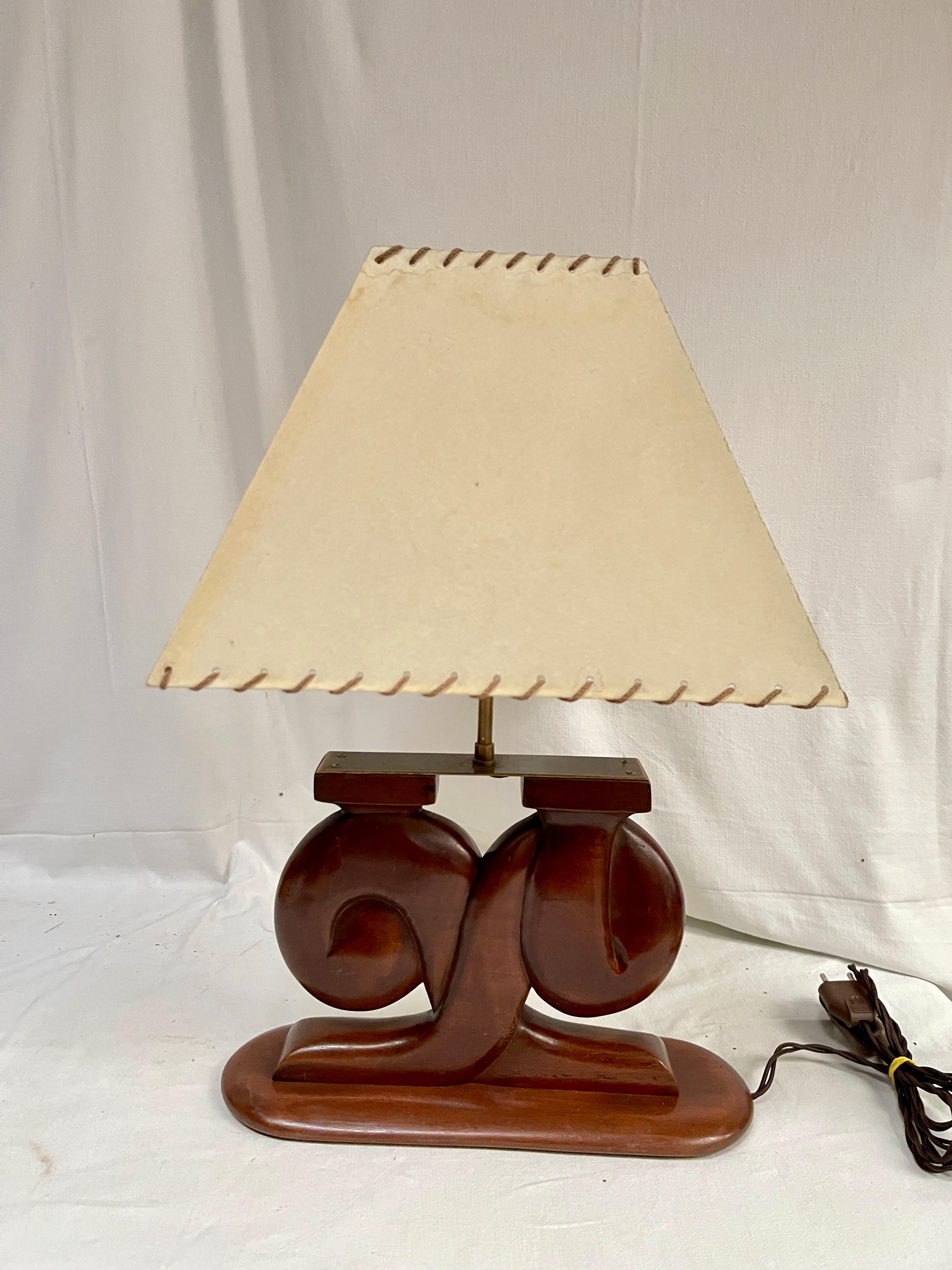 Lampes de table sculpturales en acajou des années 1950 dans le style d'Alexandre Noll
France
Dimensions données sans ombre
Pas d'abat-jour inclus