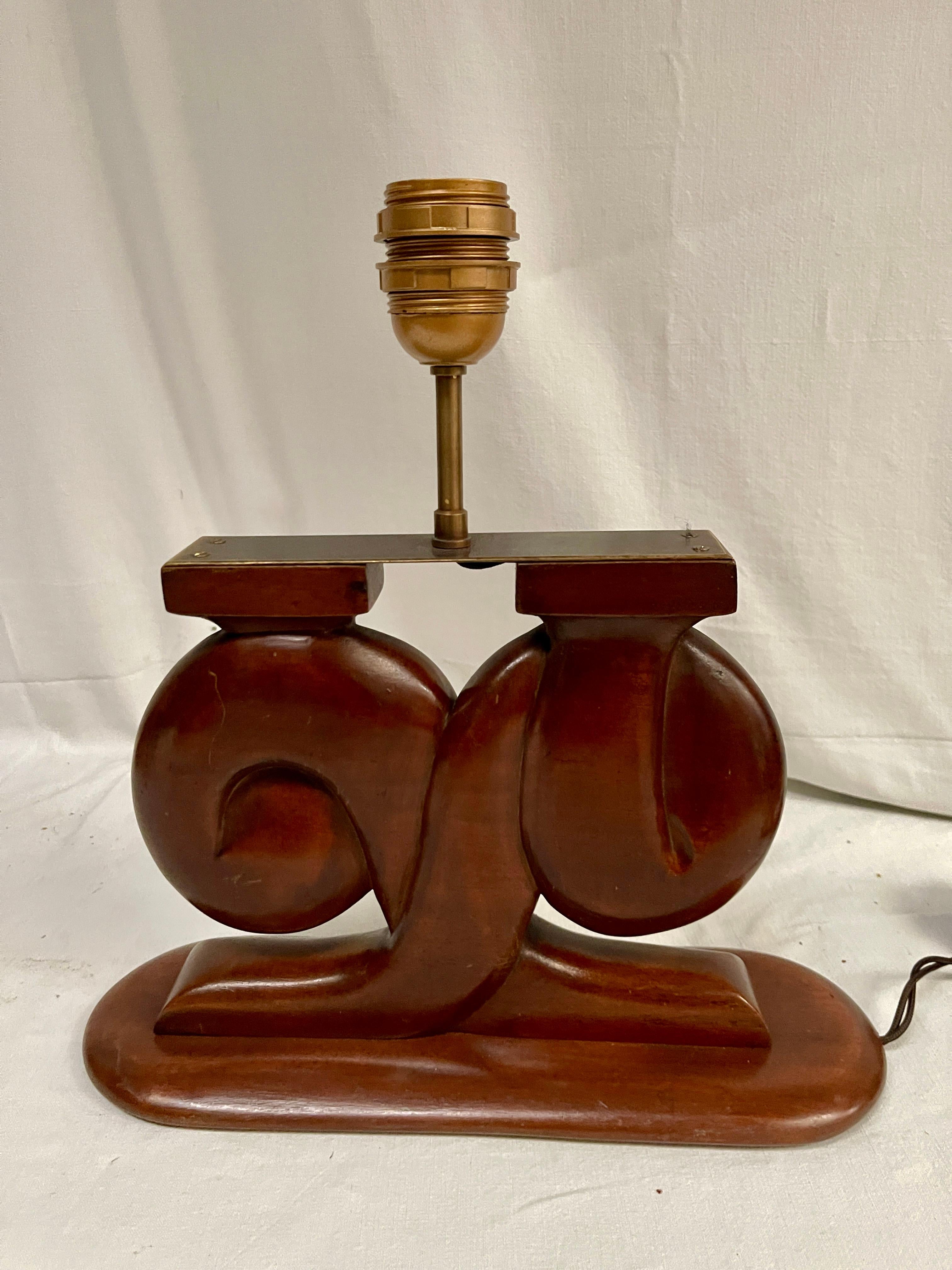 Européen Paire de lampes de table sculpturales en bois dans le style d'Alexandre Noll en vente