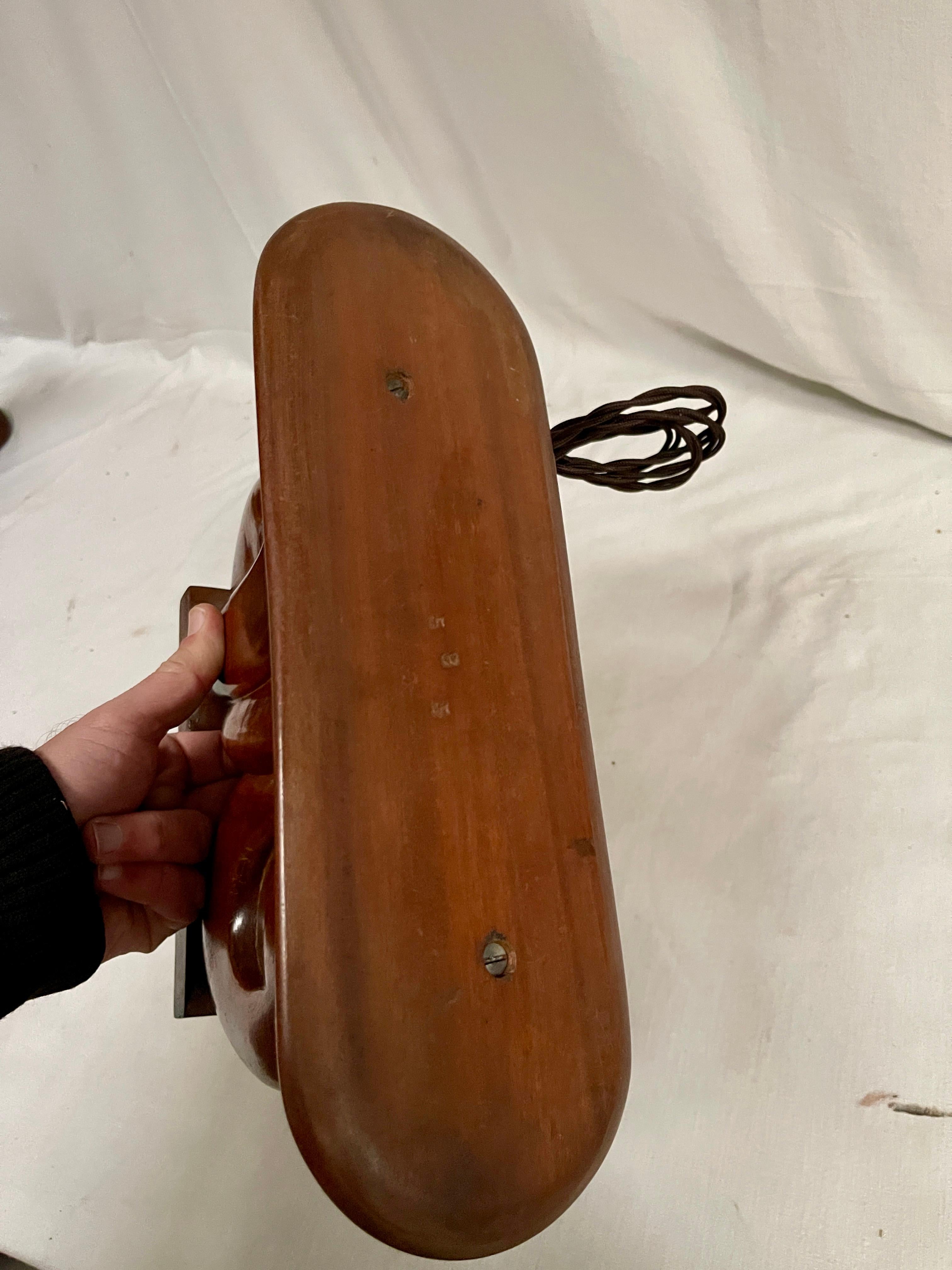 Milieu du XXe siècle Paire de lampes de table sculpturales en bois dans le style d'Alexandre Noll en vente