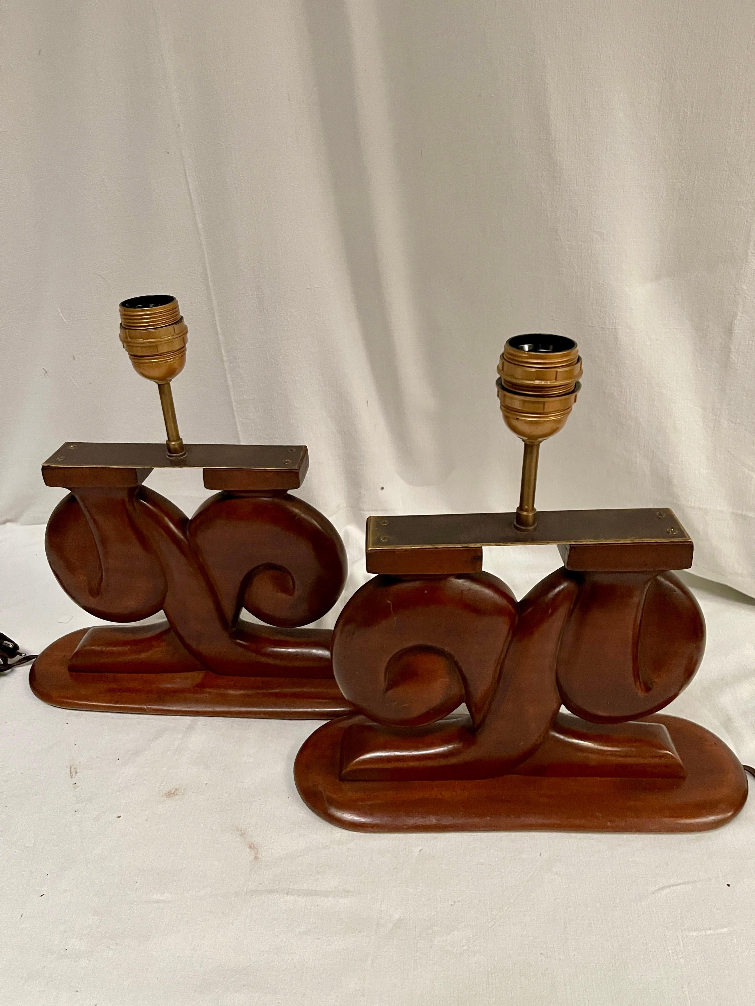 Bois Paire de lampes de table sculpturales en bois dans le style d'Alexandre Noll en vente