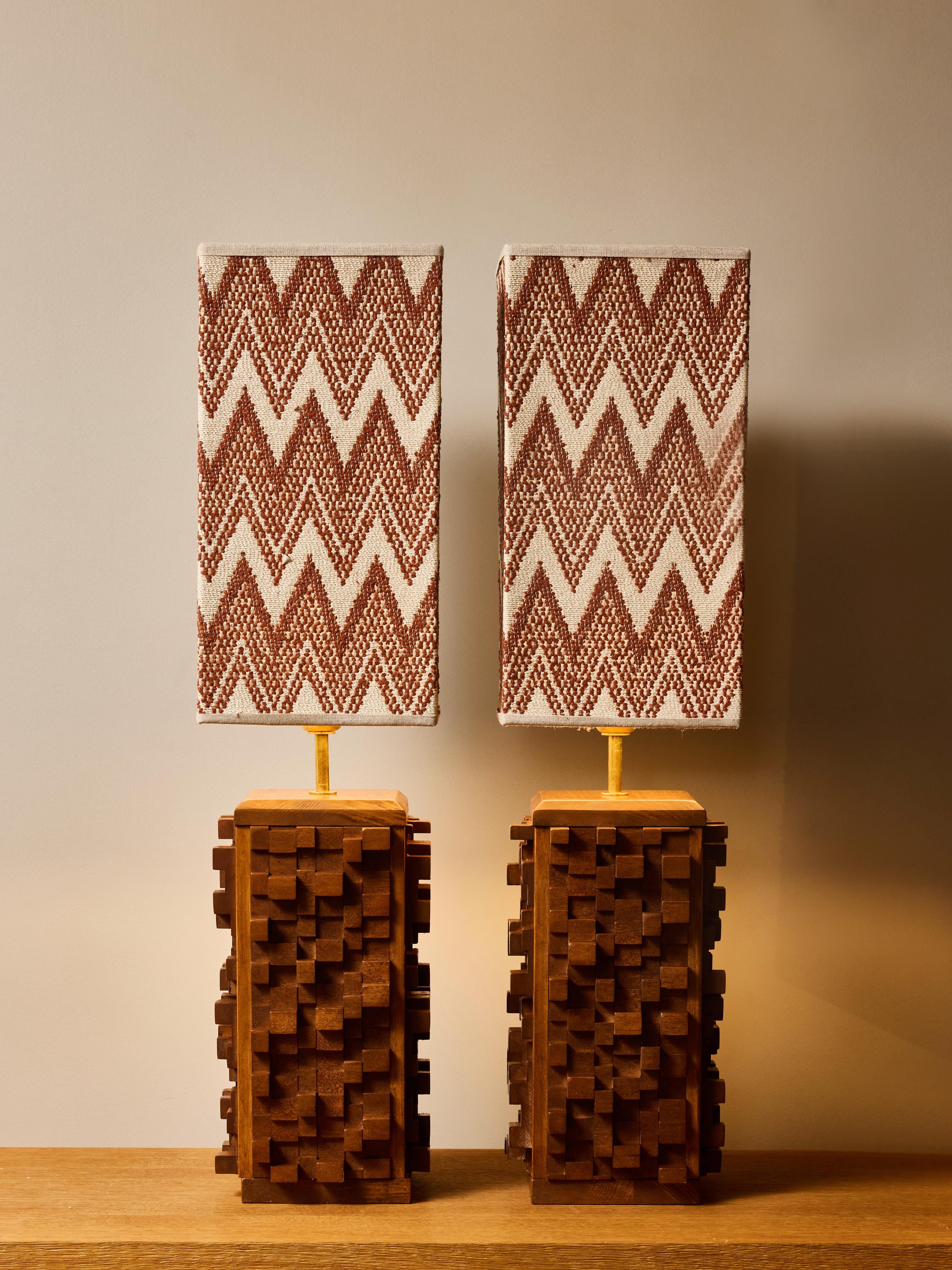 Pair of Sculptural Wood Table Lamps with Geometric Shades (Moderne der Mitte des Jahrhunderts) im Angebot