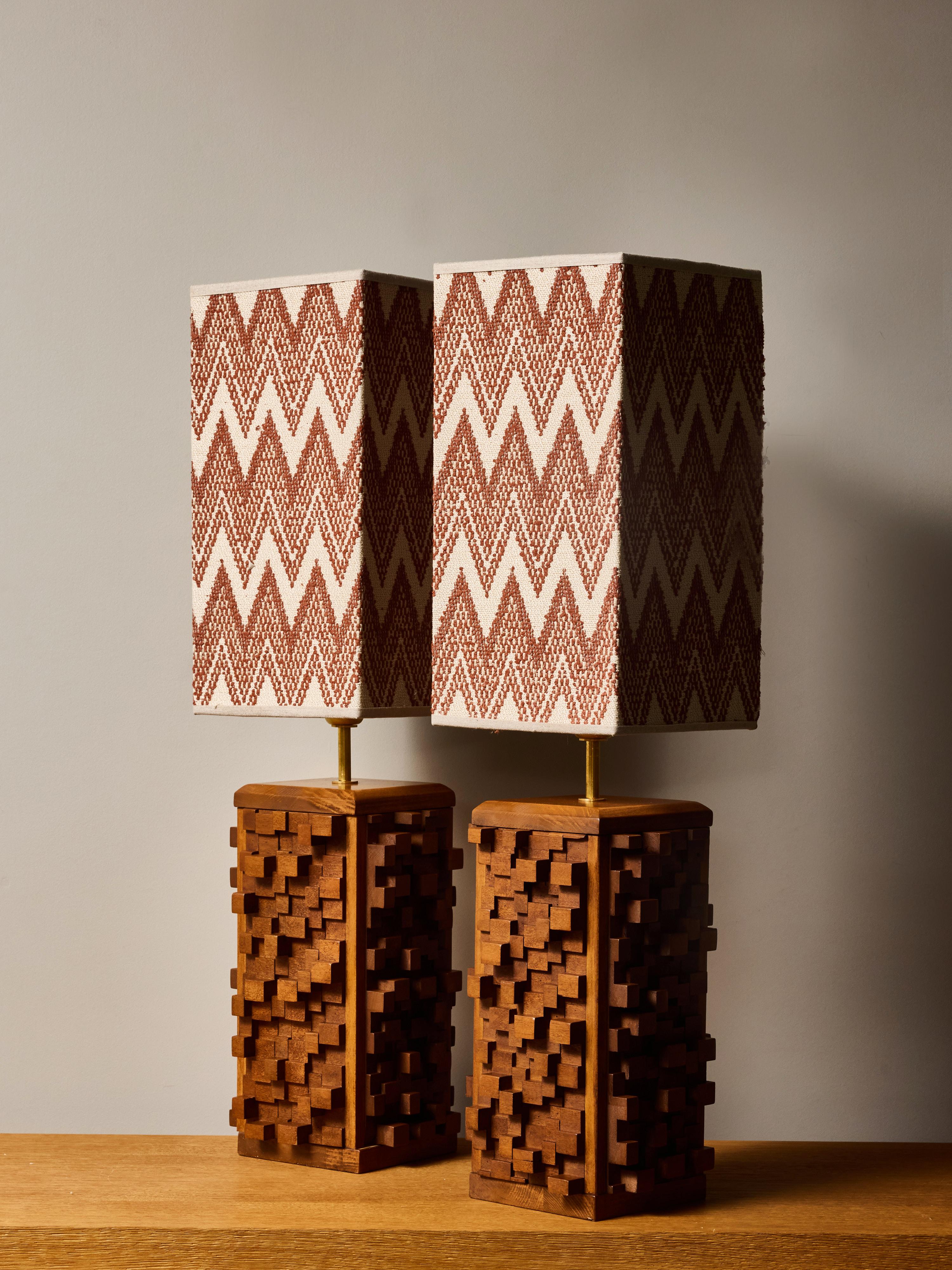 Pair of Sculptural Wood Table Lamps with Geometric Shades (Italienisch) im Angebot