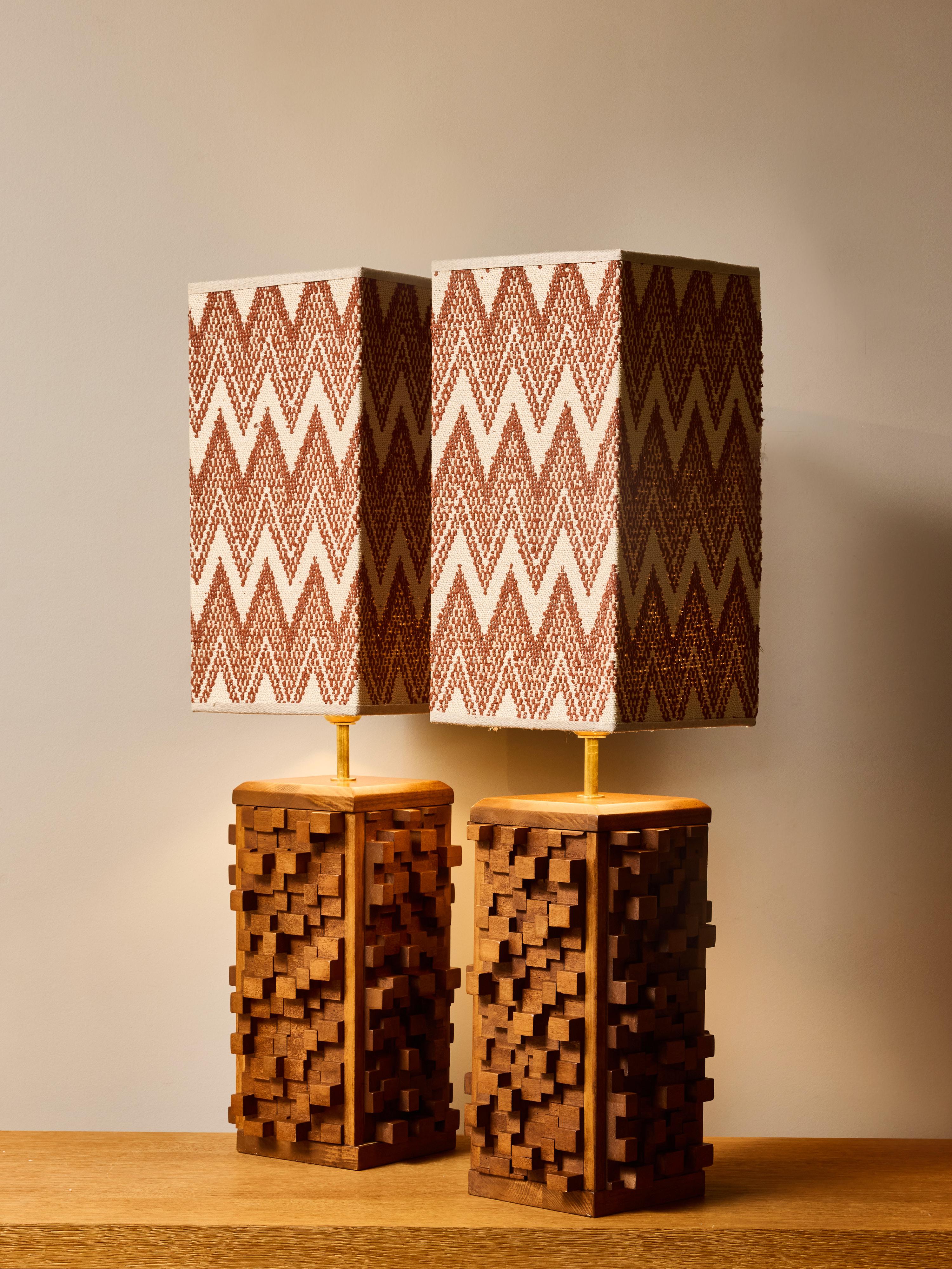 Pair of Sculptural Wood Table Lamps with Geometric Shades im Zustand „Gut“ im Angebot in Saint-Ouen, IDF