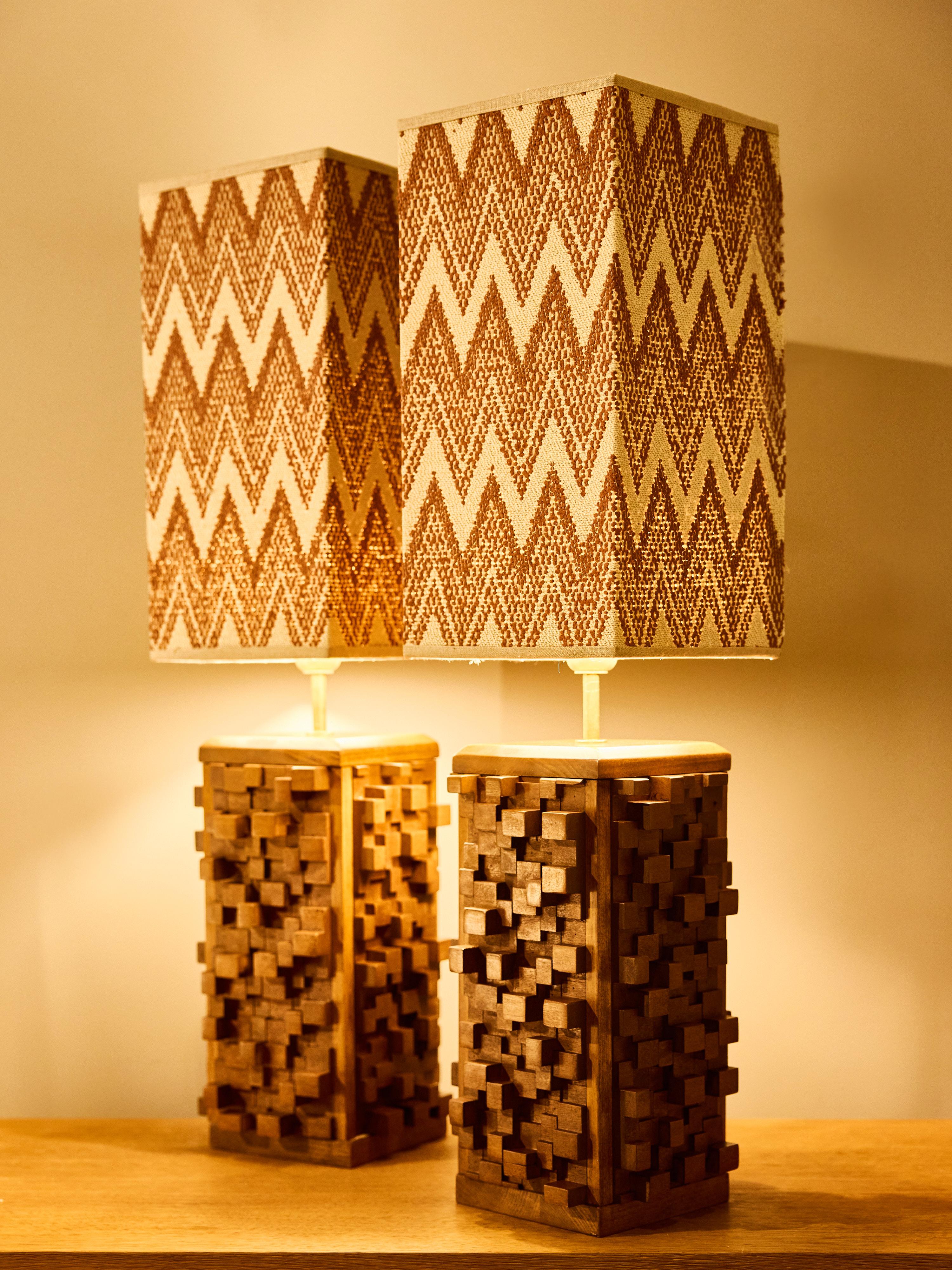 Pair of Sculptural Wood Table Lamps with Geometric Shades (21. Jahrhundert und zeitgenössisch) im Angebot