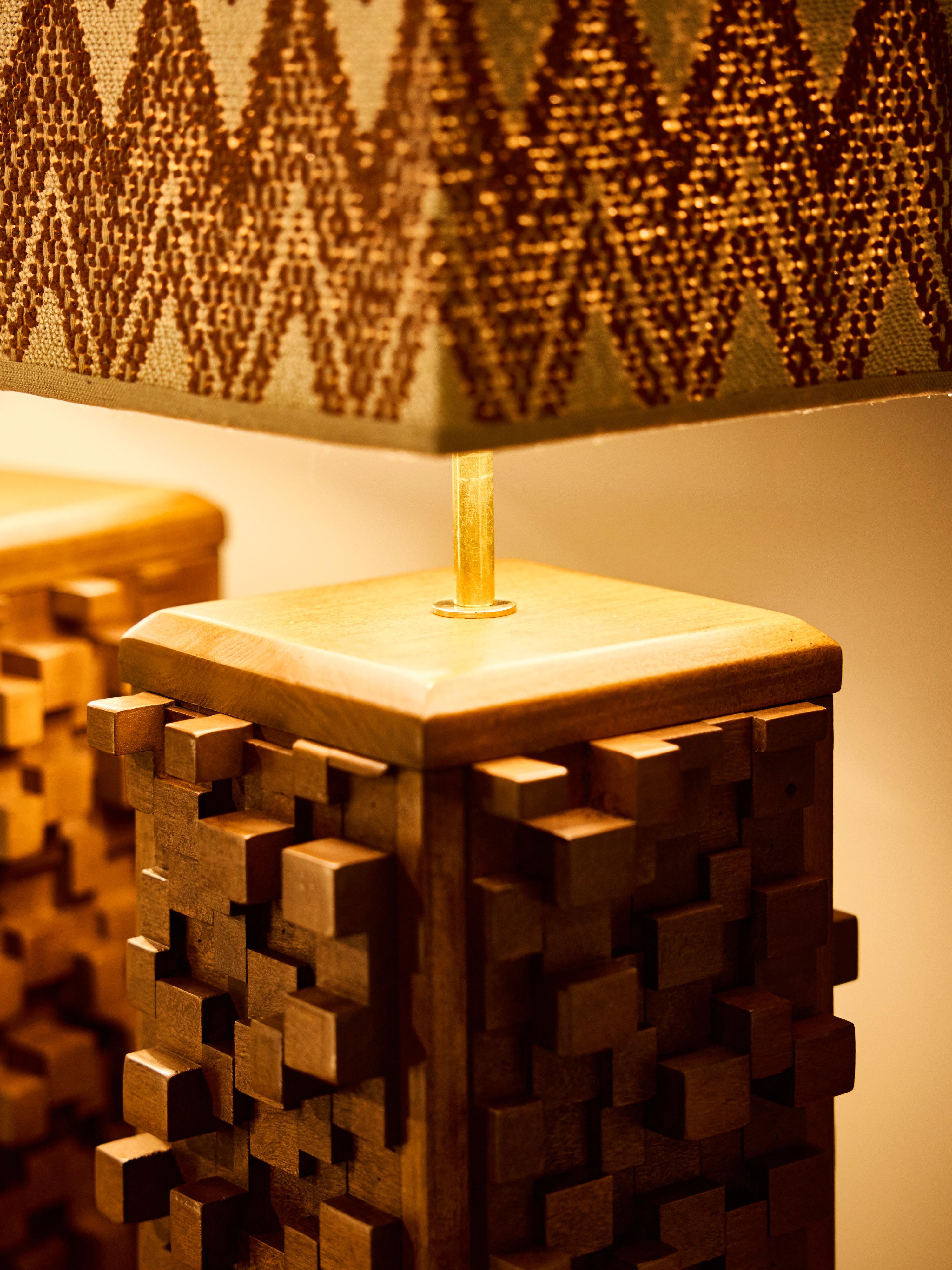 Pair of Sculptural Wood Table Lamps with Geometric Shades (Holz) im Angebot
