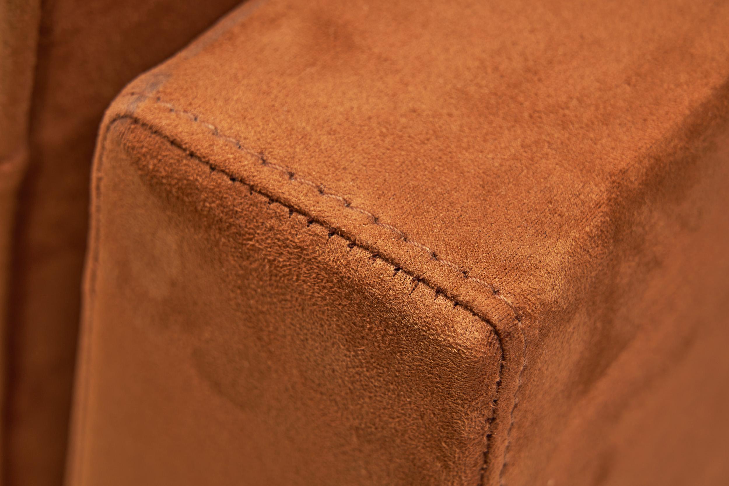 Paar skulpturale Loungesessel aus Holz mit Cognac-Polsterung, Europa 1970er Jahre im Angebot 7