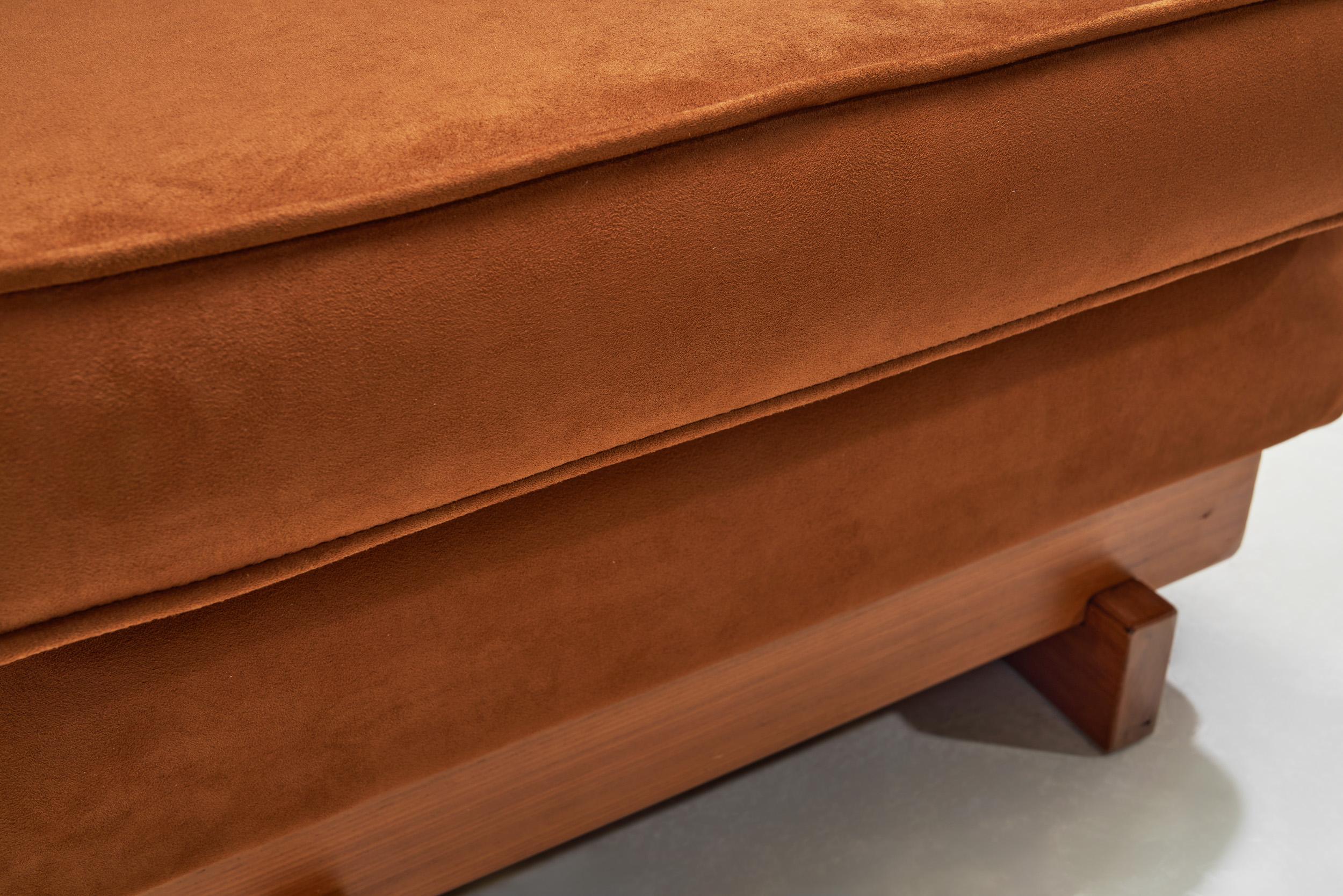 Paar skulpturale Loungesessel aus Holz mit Cognac-Polsterung, Europa 1970er Jahre im Angebot 9