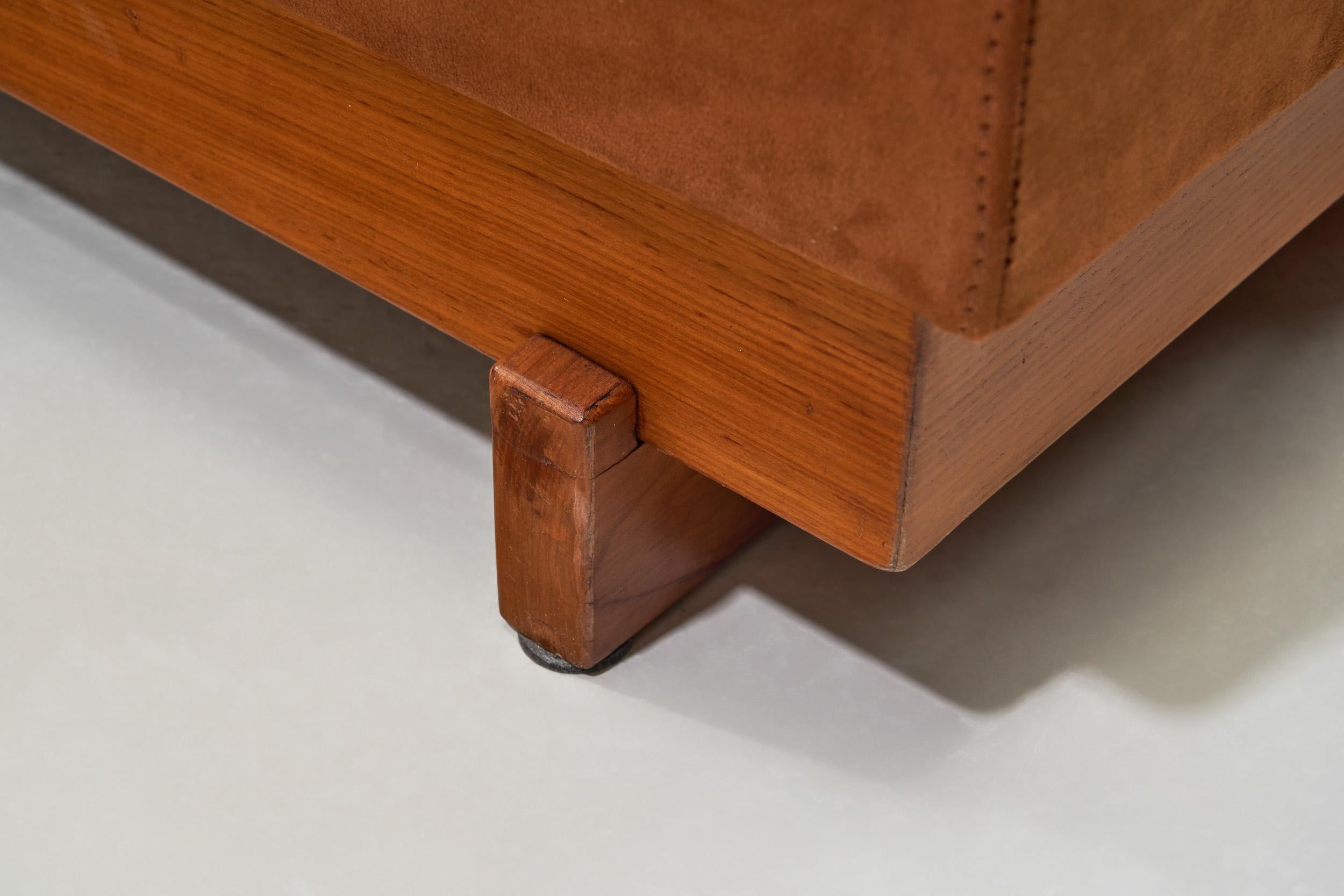 Paar skulpturale Loungesessel aus Holz mit Cognac-Polsterung, Europa 1970er Jahre im Angebot 11