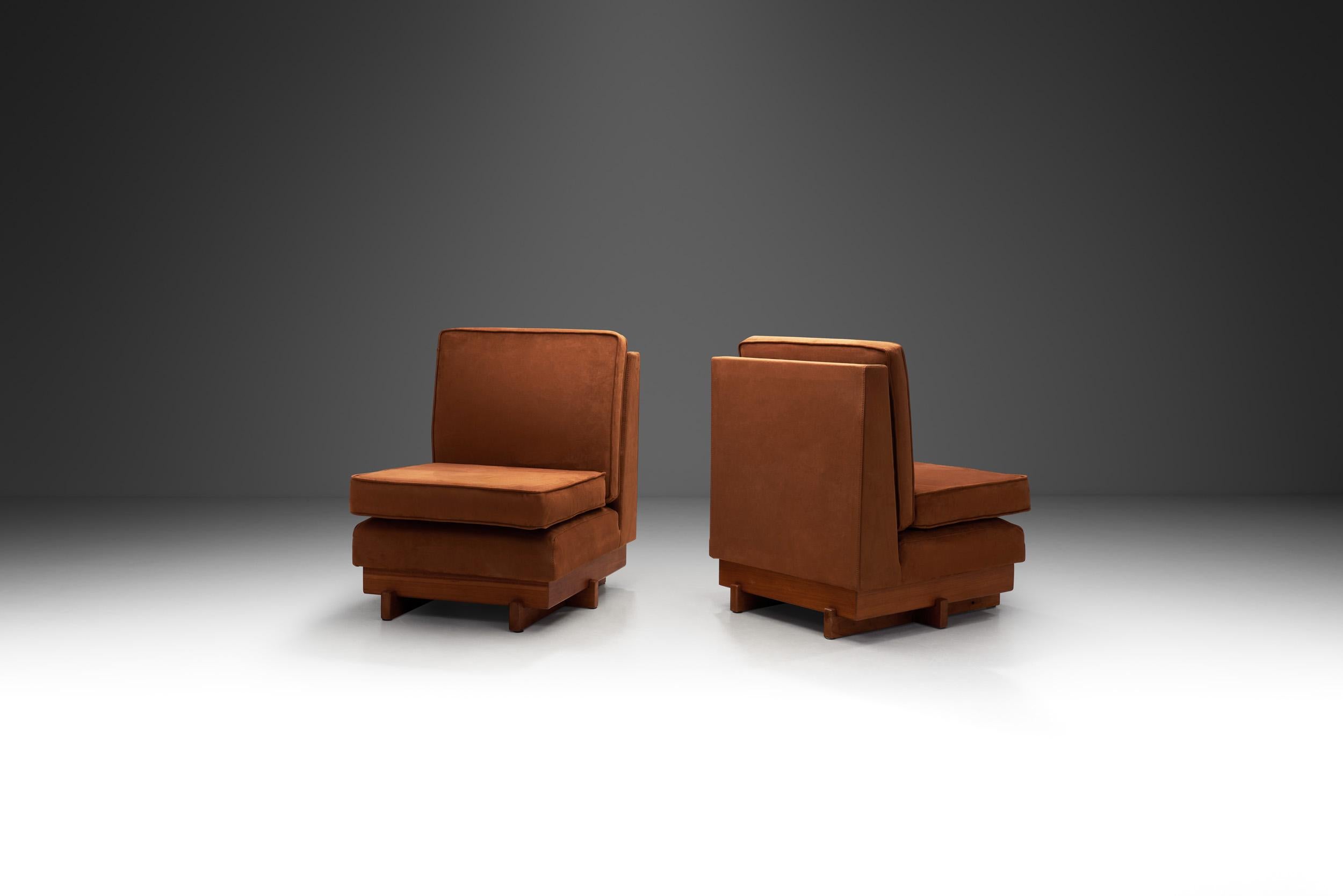Paar skulpturale Loungesessel aus Holz mit Cognac-Polsterung, Europa 1970er Jahre (Moderne der Mitte des Jahrhunderts) im Angebot