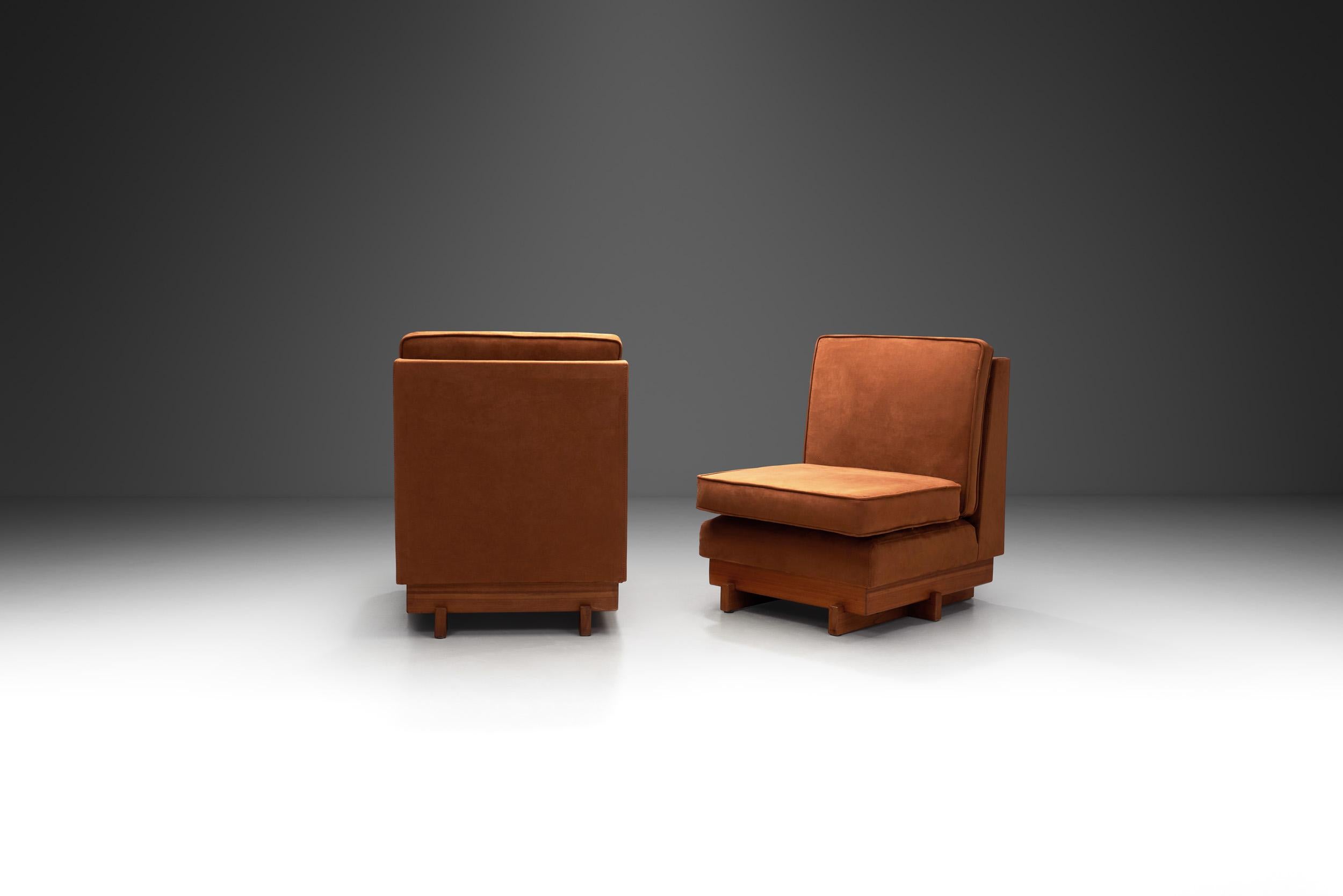 Paar skulpturale Loungesessel aus Holz mit Cognac-Polsterung, Europa 1970er Jahre (Europäisch) im Angebot