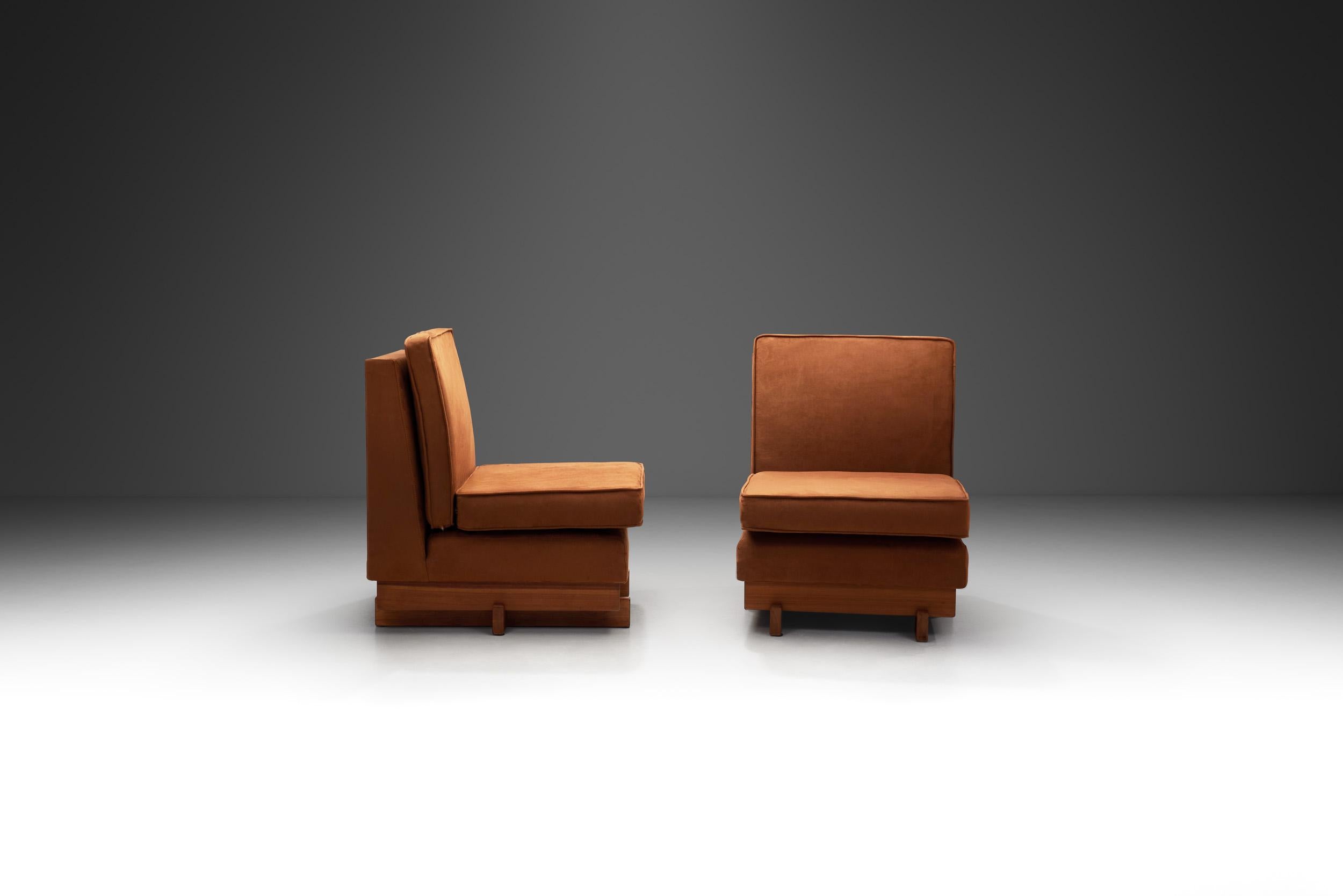 Paar skulpturale Loungesessel aus Holz mit Cognac-Polsterung, Europa 1970er Jahre im Zustand „Gut“ im Angebot in Utrecht, NL
