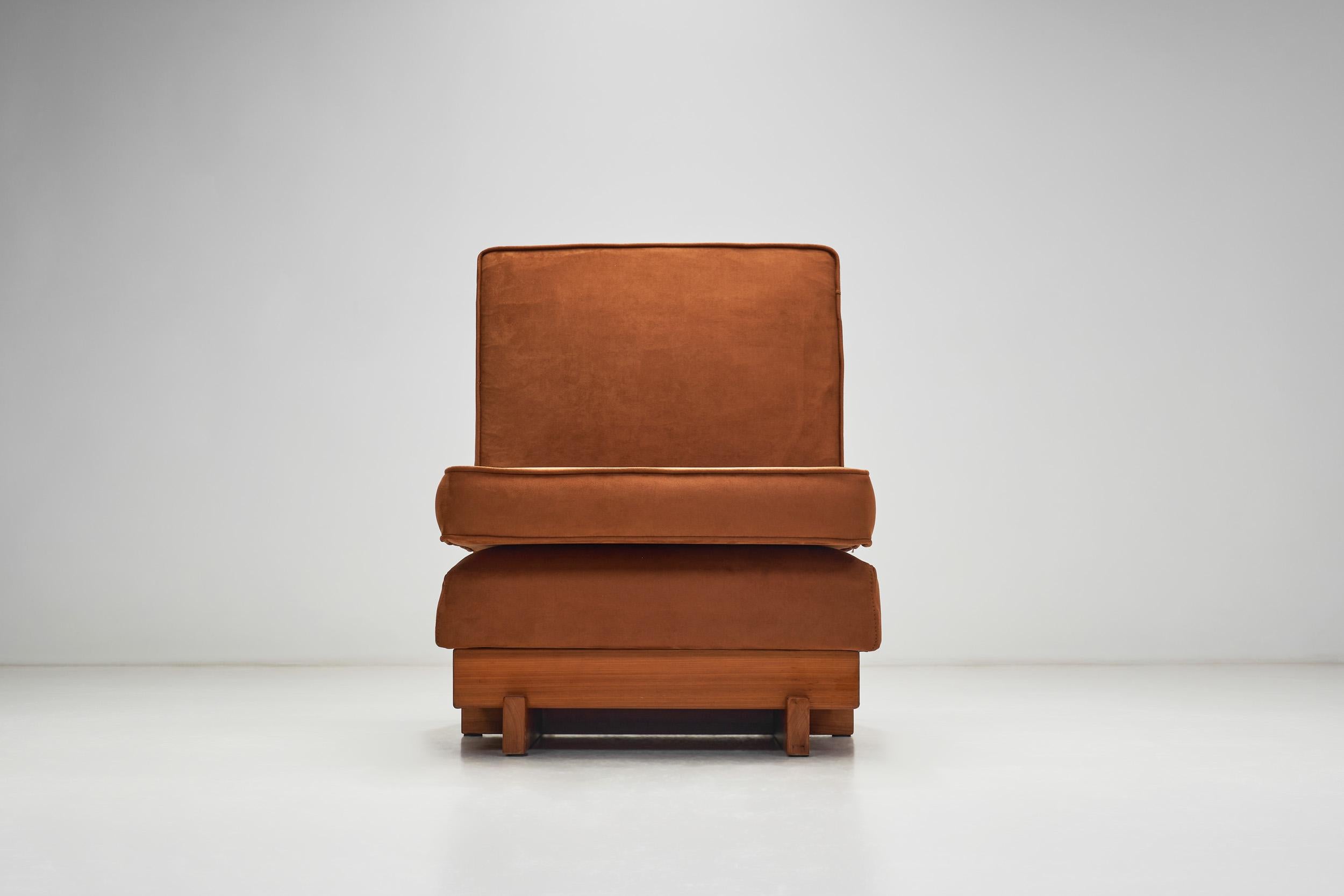Paar skulpturale Loungesessel aus Holz mit Cognac-Polsterung, Europa 1970er Jahre (Ende des 20. Jahrhunderts) im Angebot