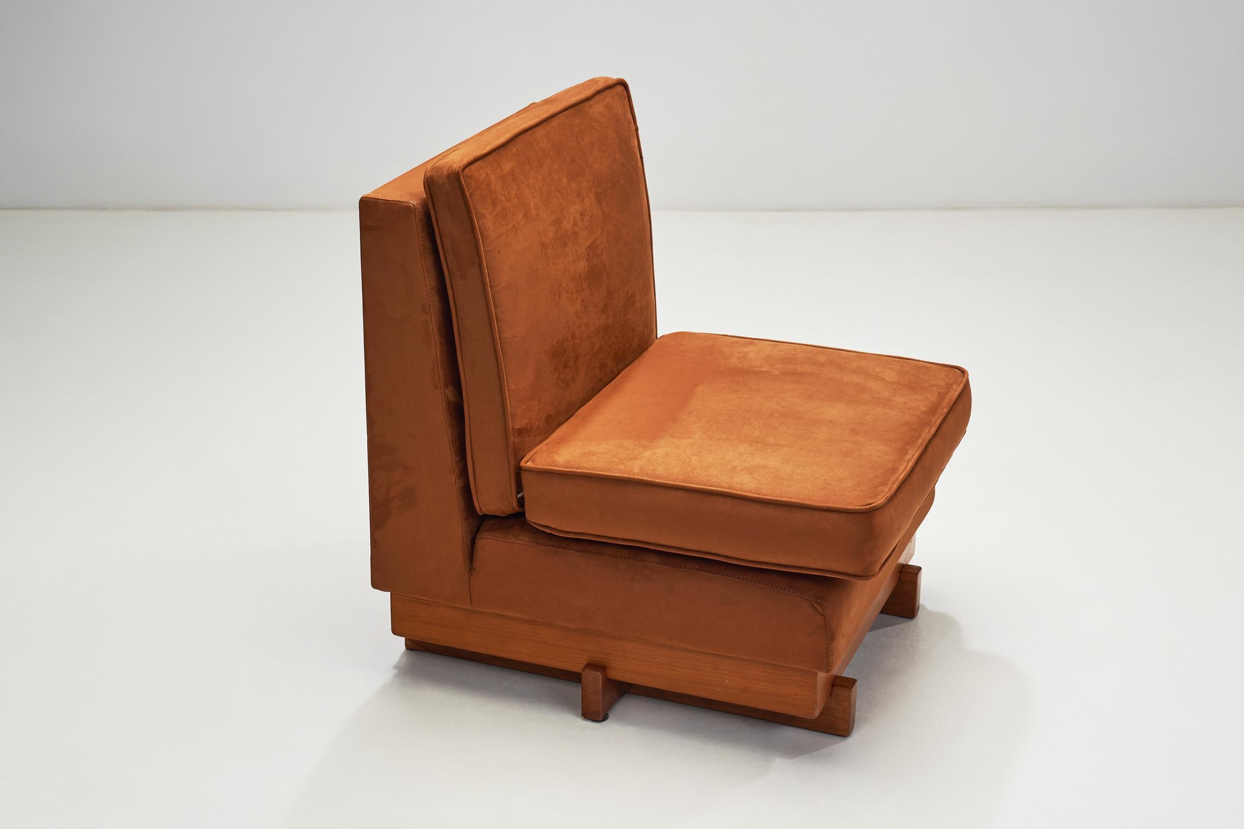 Paar skulpturale Loungesessel aus Holz mit Cognac-Polsterung, Europa 1970er Jahre (Stoff) im Angebot