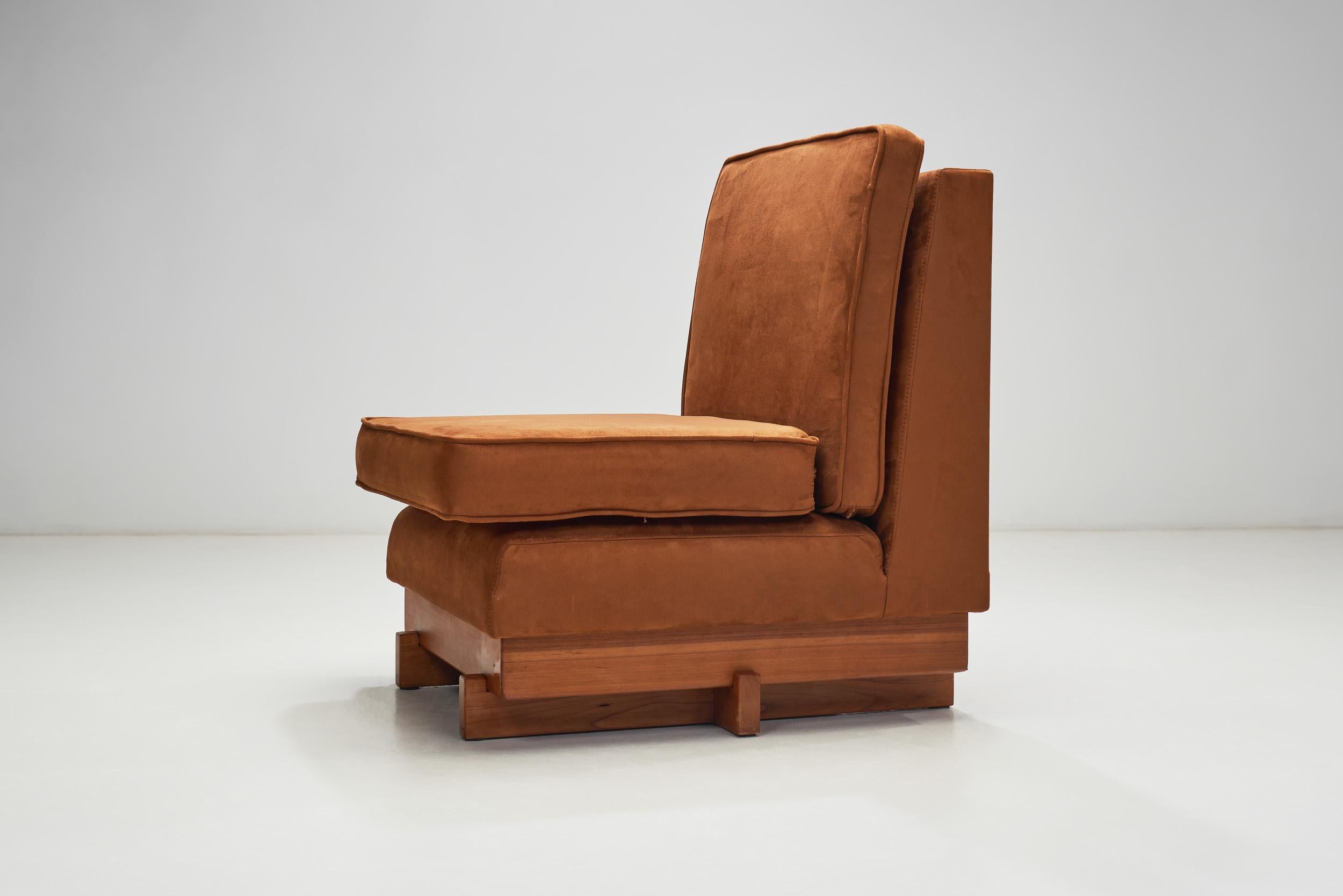 Paar skulpturale Loungesessel aus Holz mit Cognac-Polsterung, Europa 1970er Jahre im Angebot 1