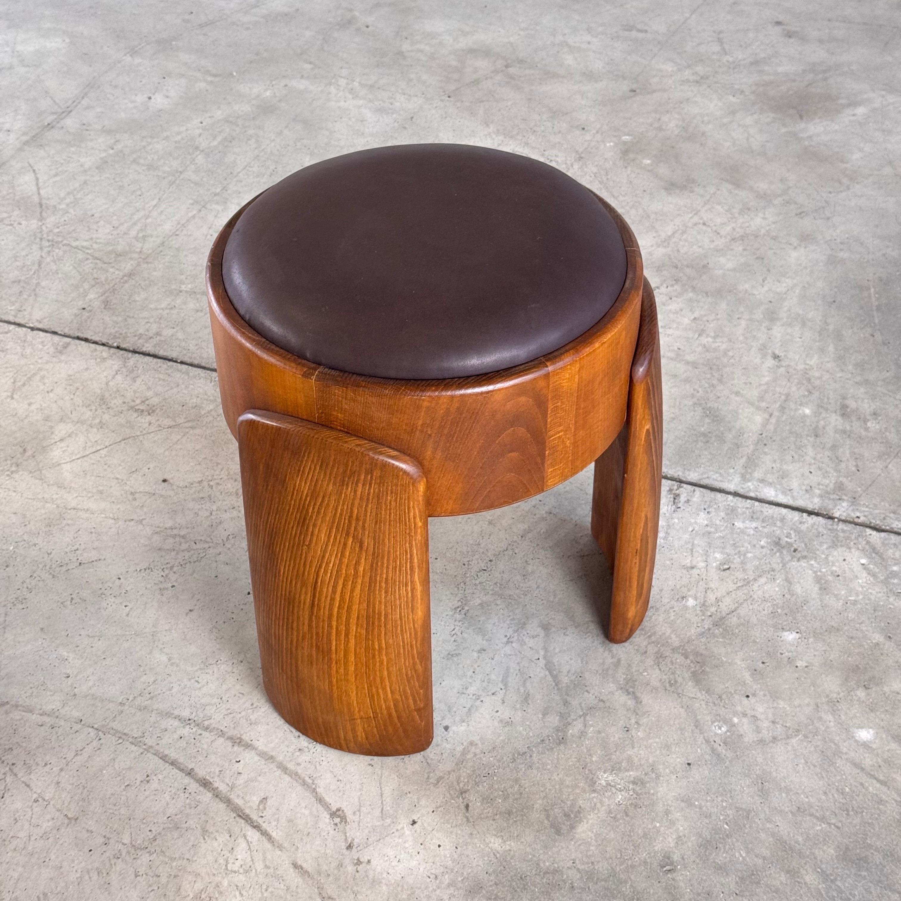 Coppia di sgabelli scultorei in legno con pelle cerata marrone scuro di FORME, Italia in vendita 3