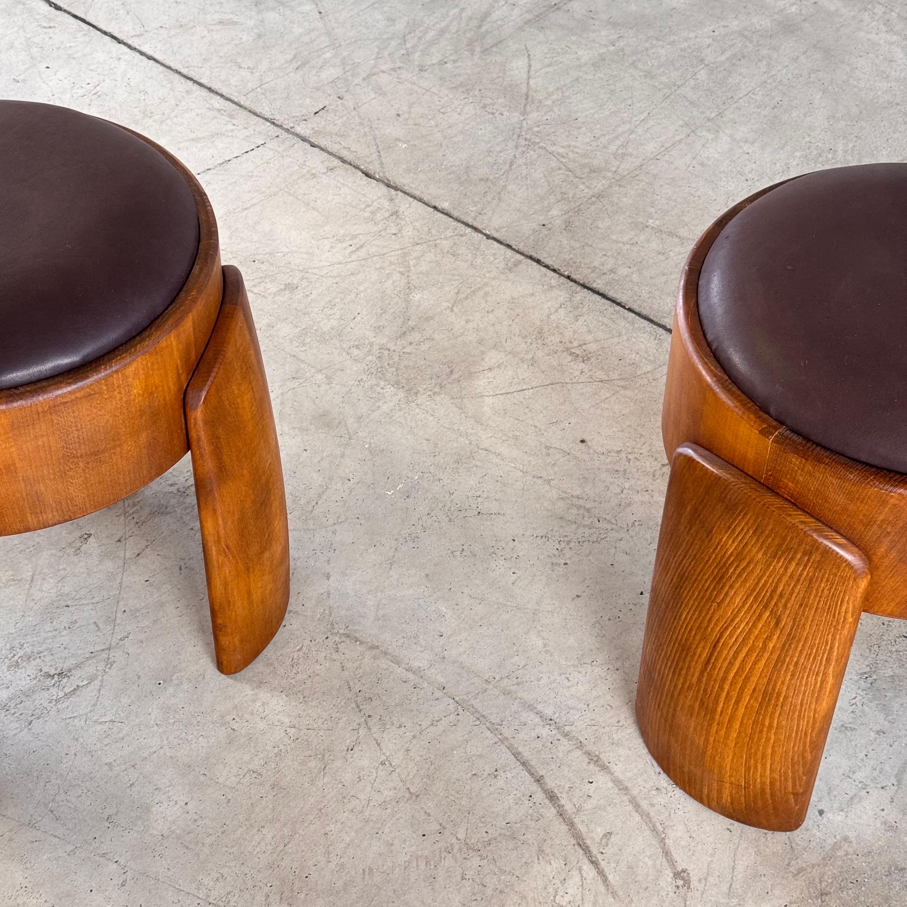 Coppia di sgabelli scultorei in legno con pelle cerata marrone scuro di FORME, Italia in vendita 4