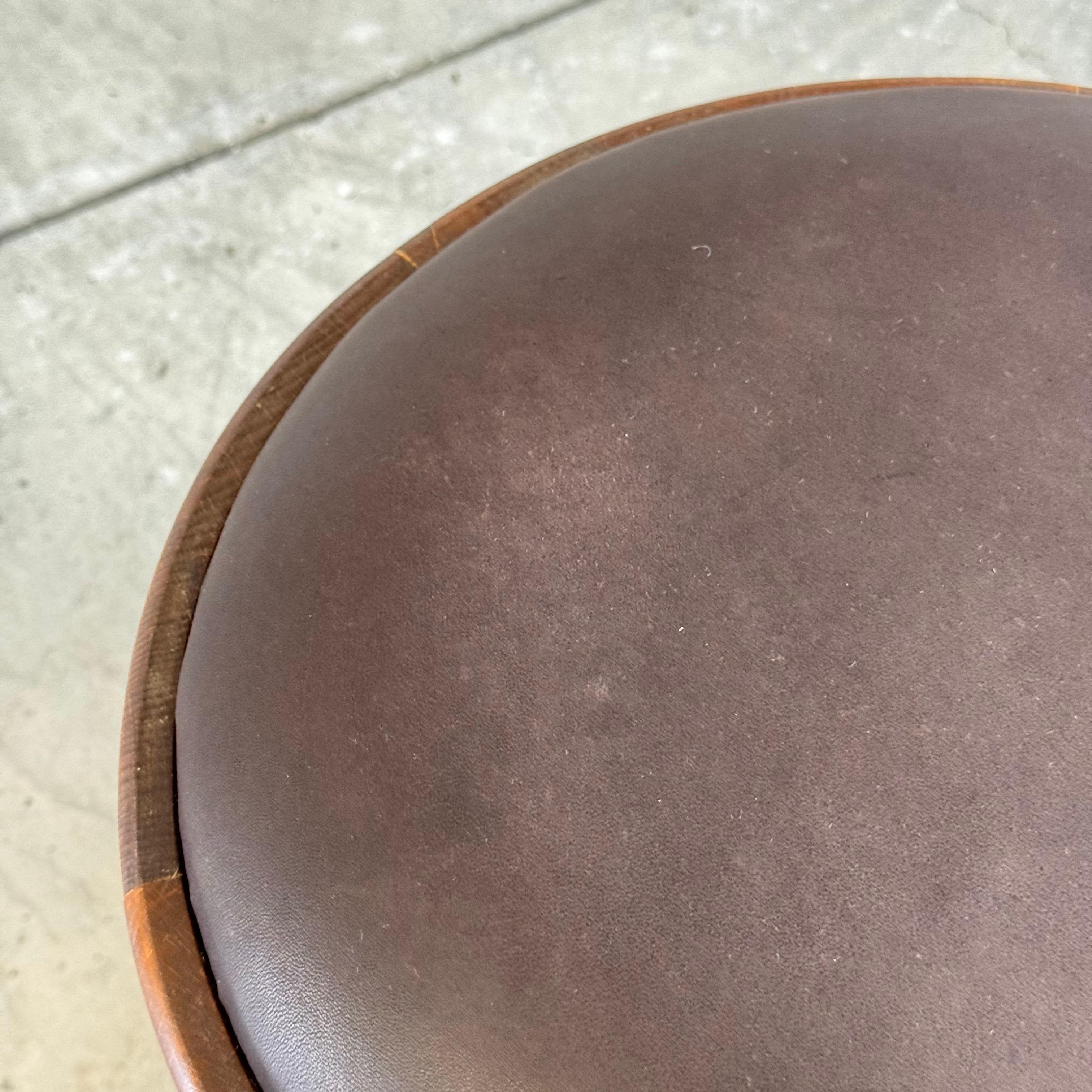 Coppia di sgabelli scultorei in legno con pelle cerata marrone scuro di FORME, Italia in vendita 5