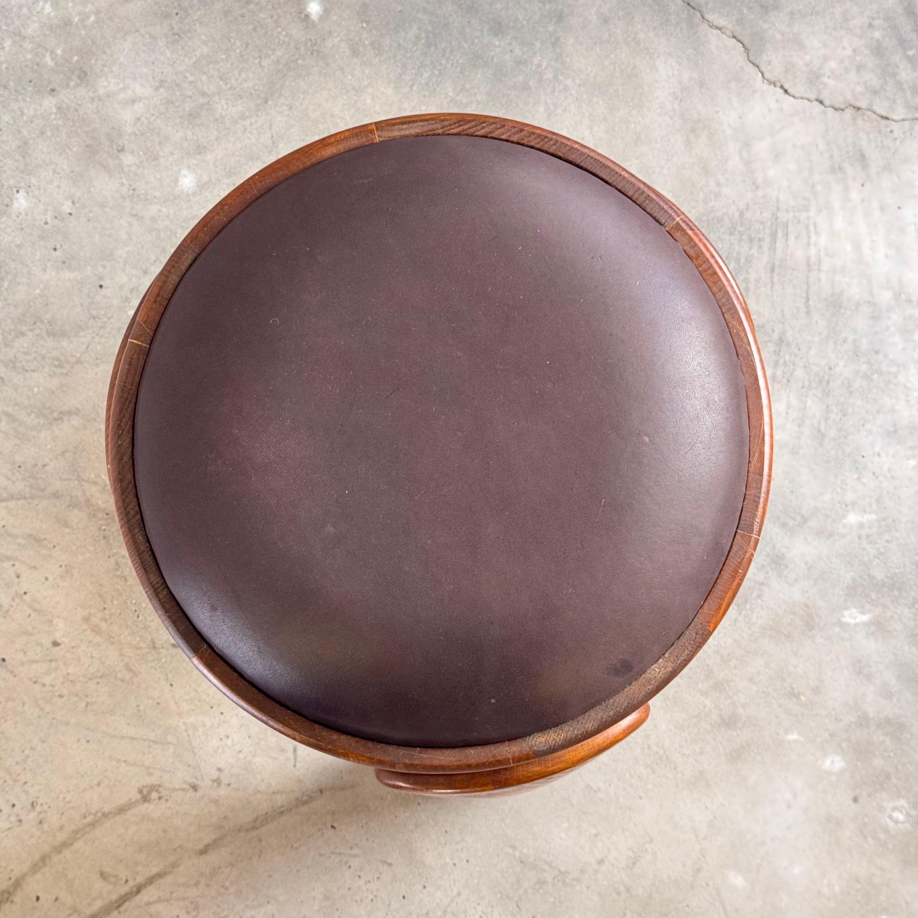 Coppia di sgabelli scultorei in legno con pelle cerata marrone scuro di FORME, Italia in vendita 6
