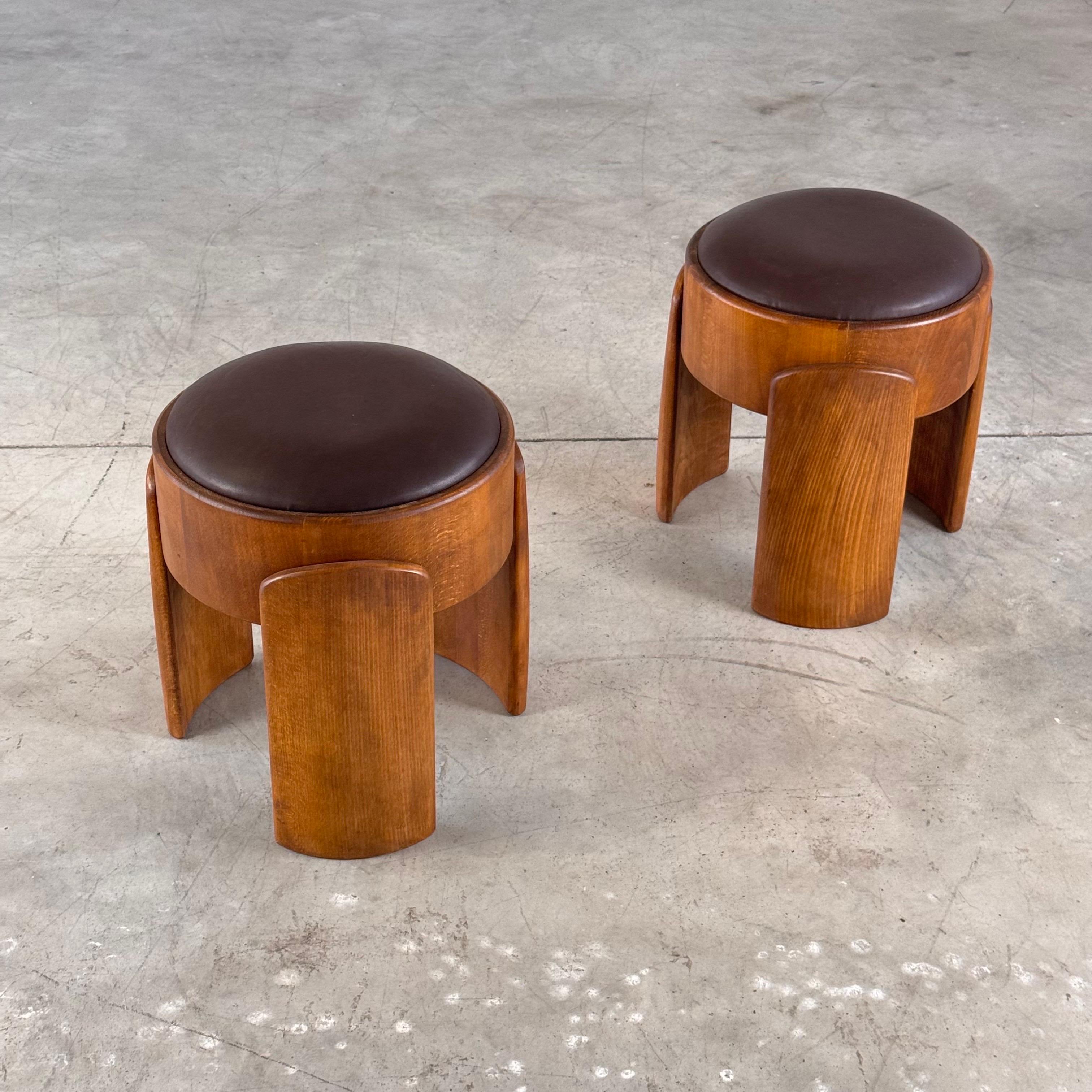 Una potente miscela di onestà materiale e forma scultorea, questa coppia di sgabelli artigianali progettati e prodotti da FORME in Italia si trova all'incrocio tra brutalismo e minimalismo raffinato.

La base è scolpita in legno massiccio di