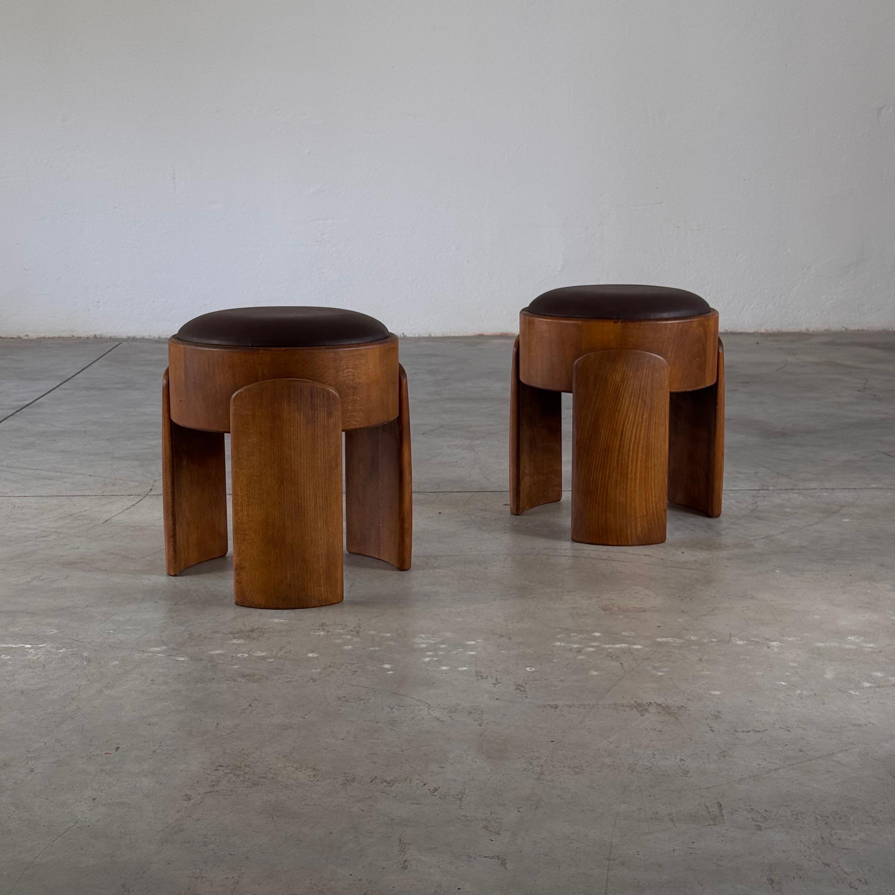 Mid-Century moderno Coppia di sgabelli scultorei in legno con pelle cerata marrone scuro di FORME, Italia in vendita
