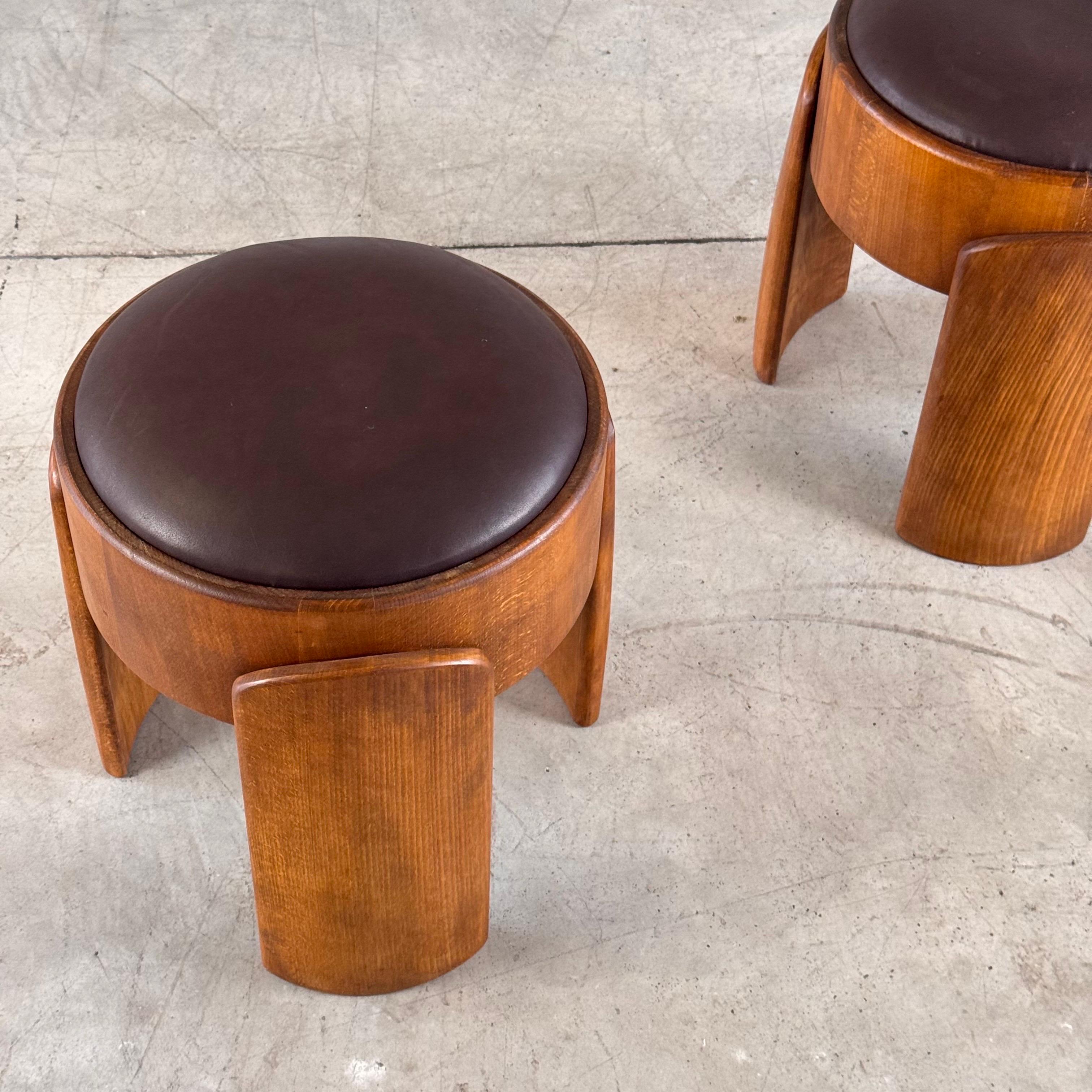 Italiano Coppia di sgabelli scultorei in legno con pelle cerata marrone scuro di FORME, Italia in vendita