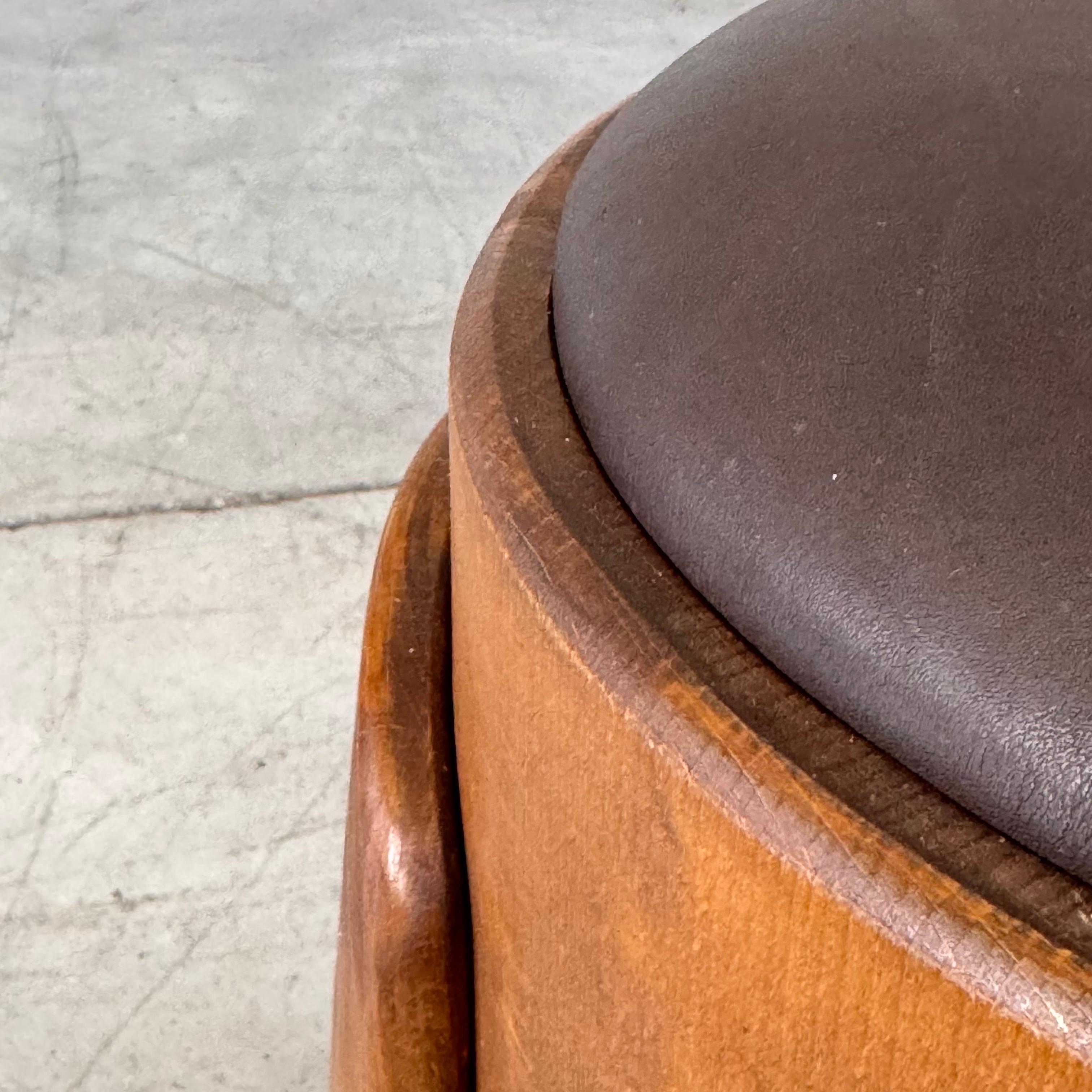 Fatto a mano Coppia di sgabelli scultorei in legno con pelle cerata marrone scuro di FORME, Italia in vendita