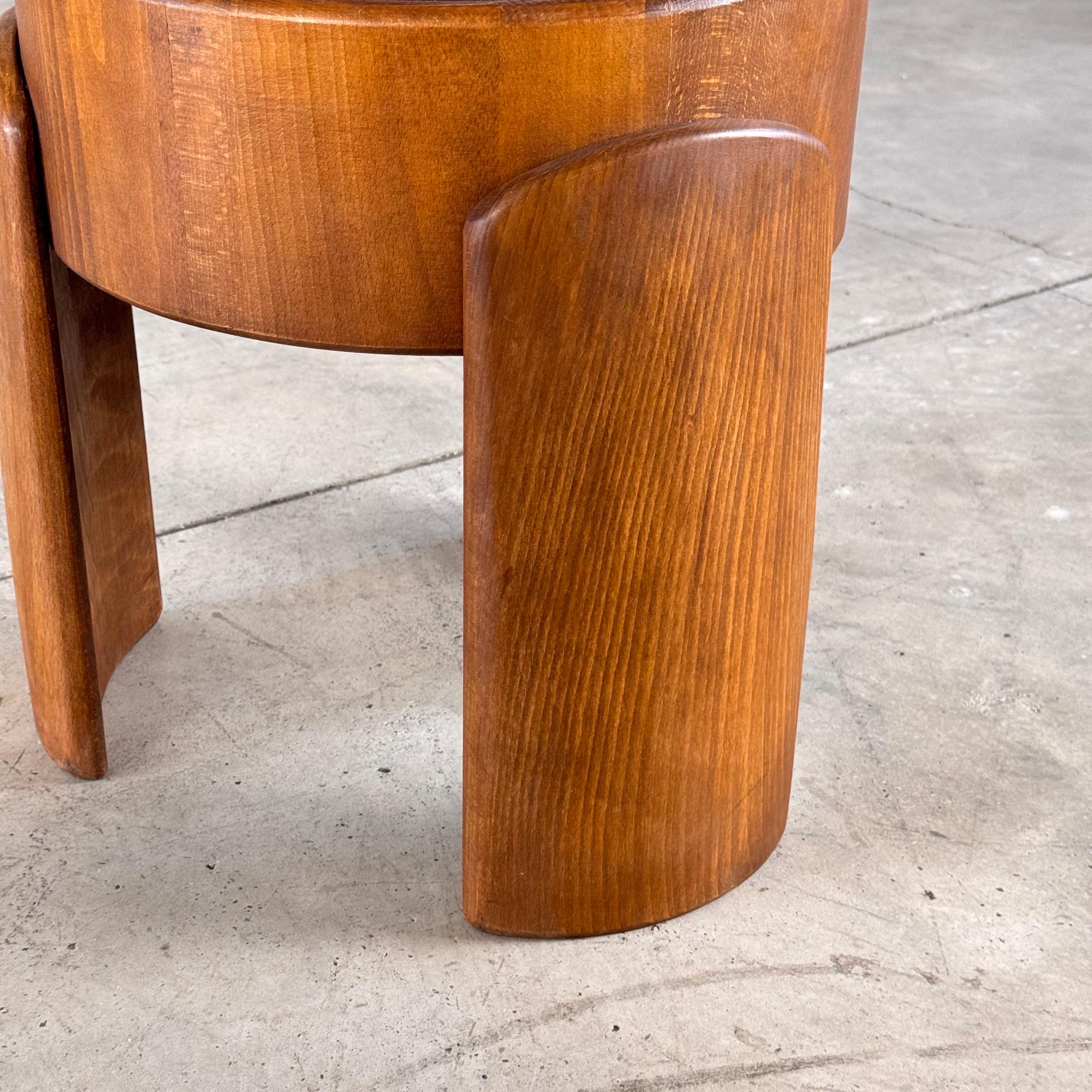 Coppia di sgabelli scultorei in legno con pelle cerata marrone scuro di FORME, Italia In condizioni ottime in vendita a Bagnolo Mella, Brescia