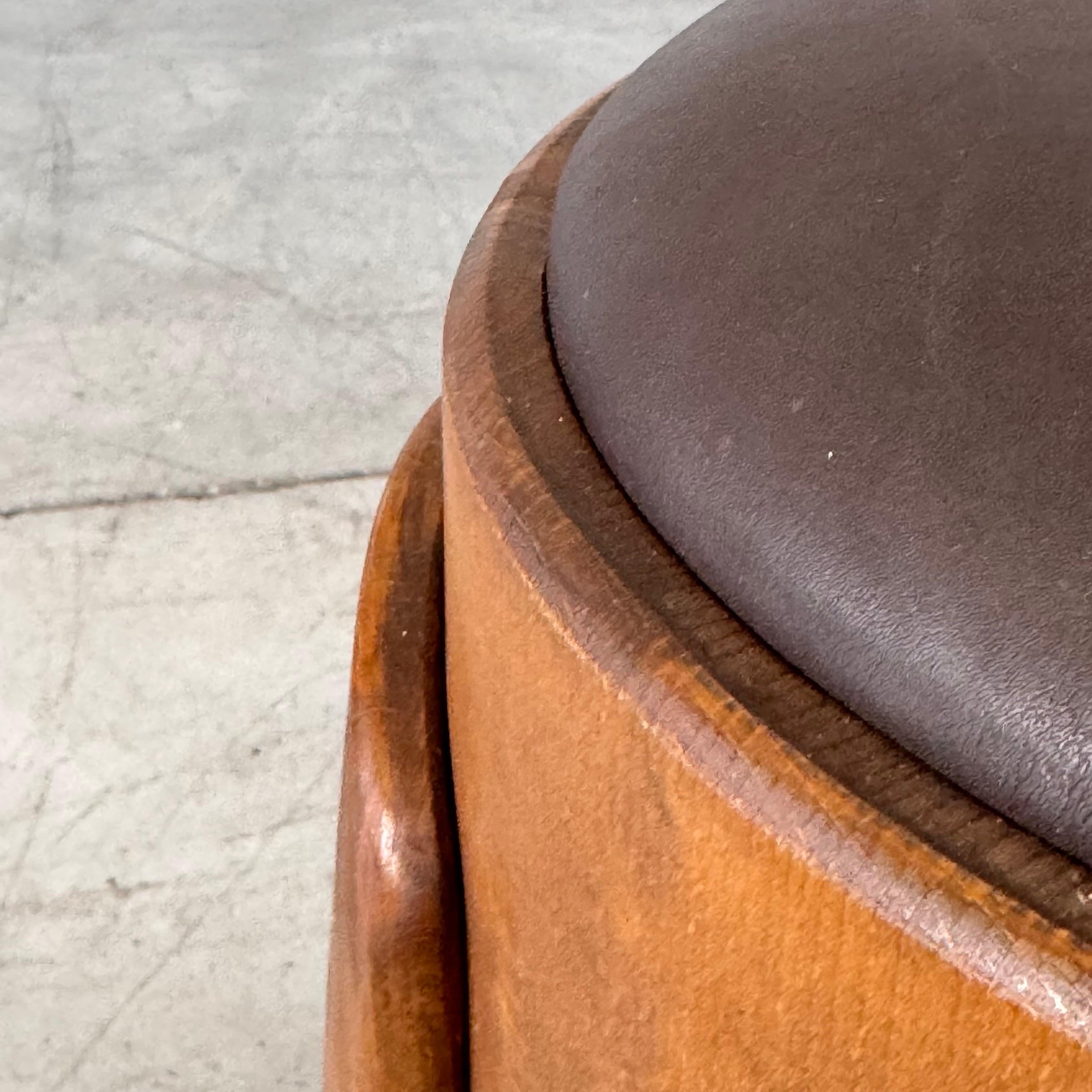 XXI secolo e contemporaneo Coppia di sgabelli scultorei in legno con pelle cerata marrone scuro di FORME, Italia in vendita