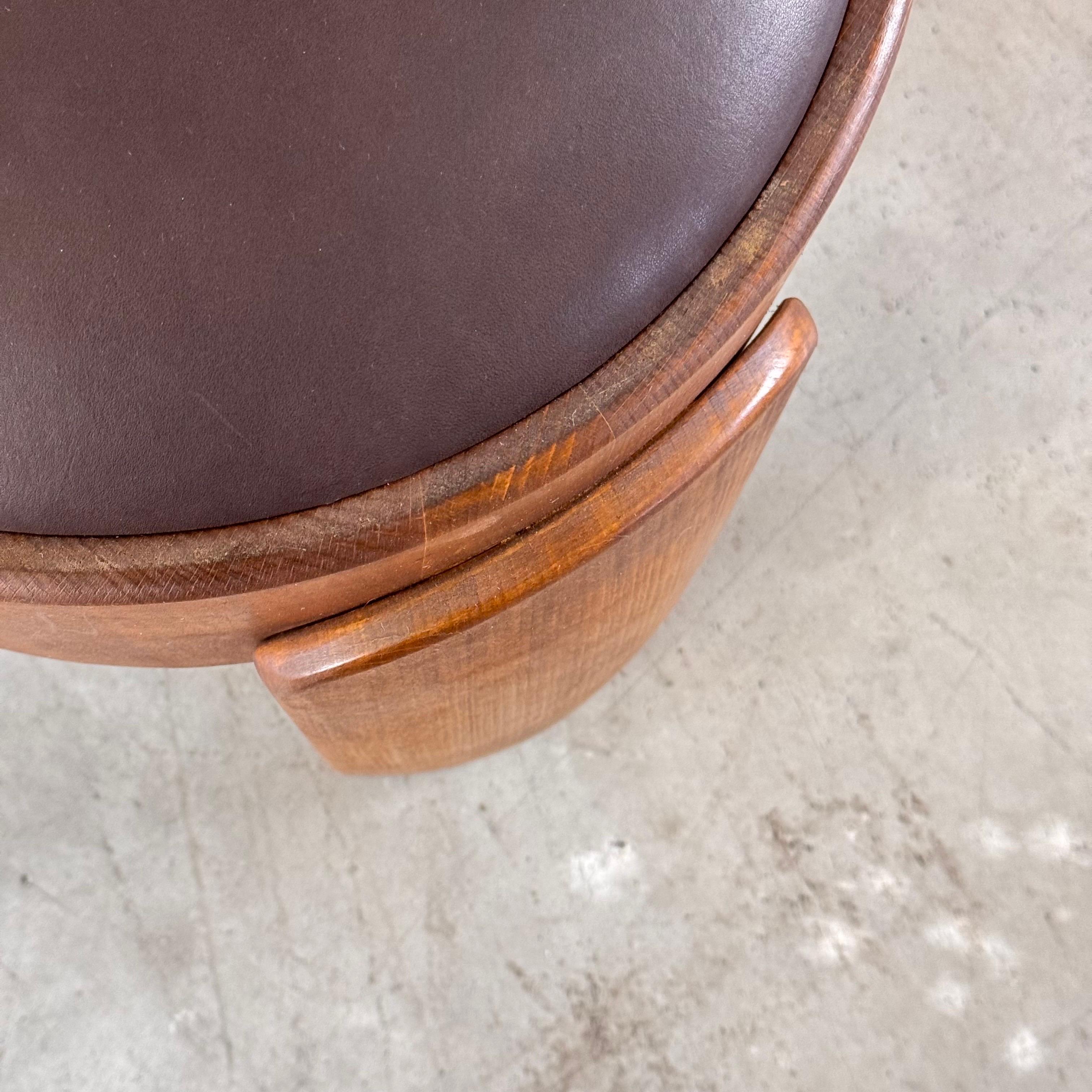 Legno massiccio Coppia di sgabelli scultorei in legno con pelle cerata marrone scuro di FORME, Italia in vendita