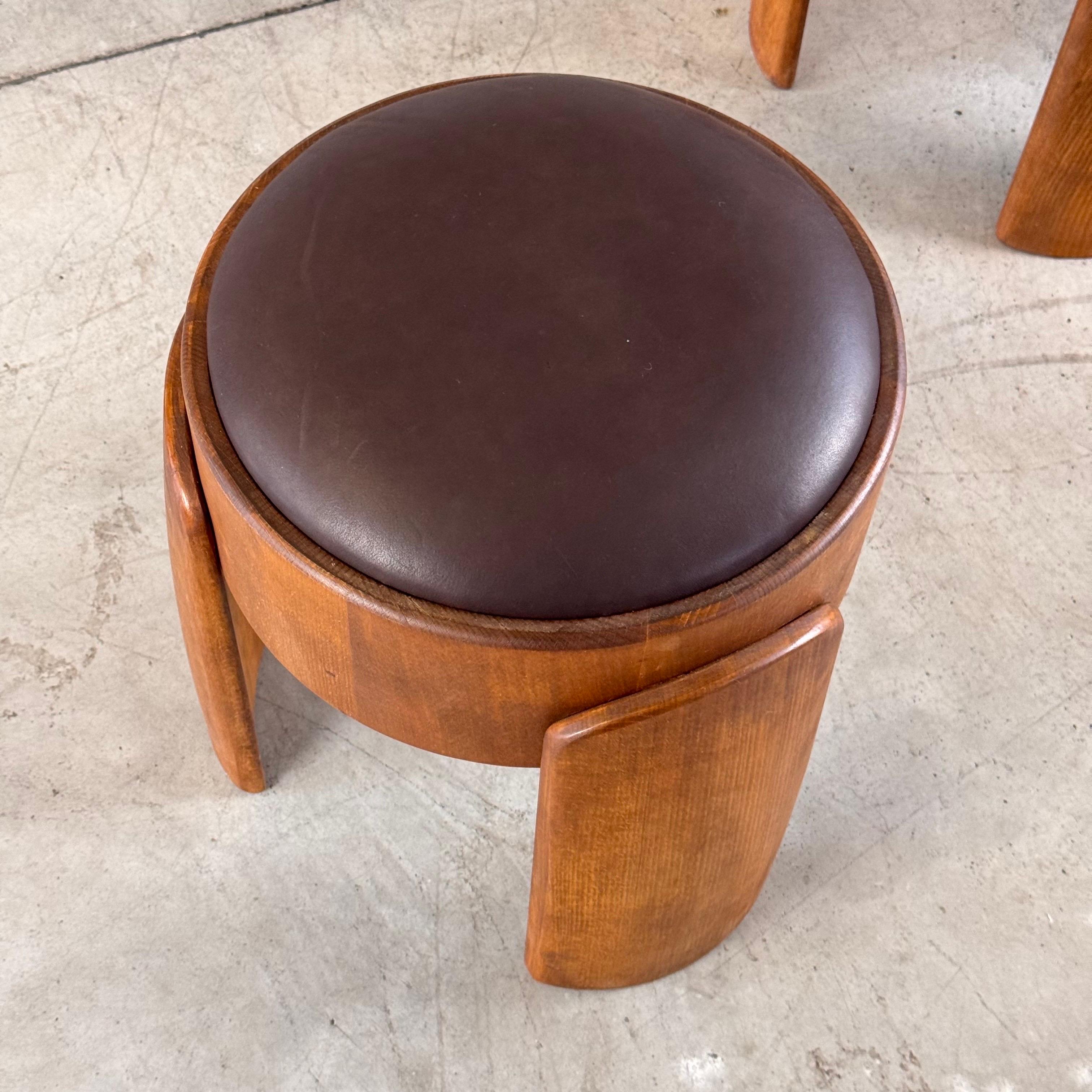 Coppia di sgabelli scultorei in legno con pelle cerata marrone scuro di FORME, Italia in vendita 1