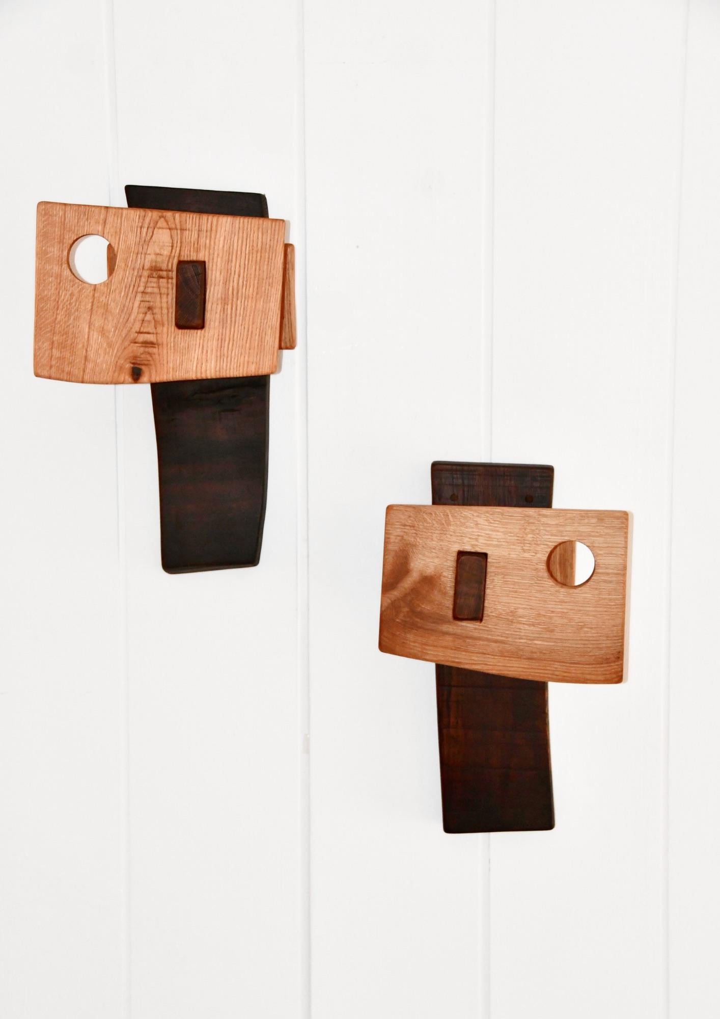 Degivry
Pareja de apliques escultóricos de madera. El de la izquierda está hecho de olmo y roble, el de la derecha enteramente de roble. Ambas piezas están pintadas con una técnica de ebonización y están firmadas por el artista. Francia. 
H 60,  W