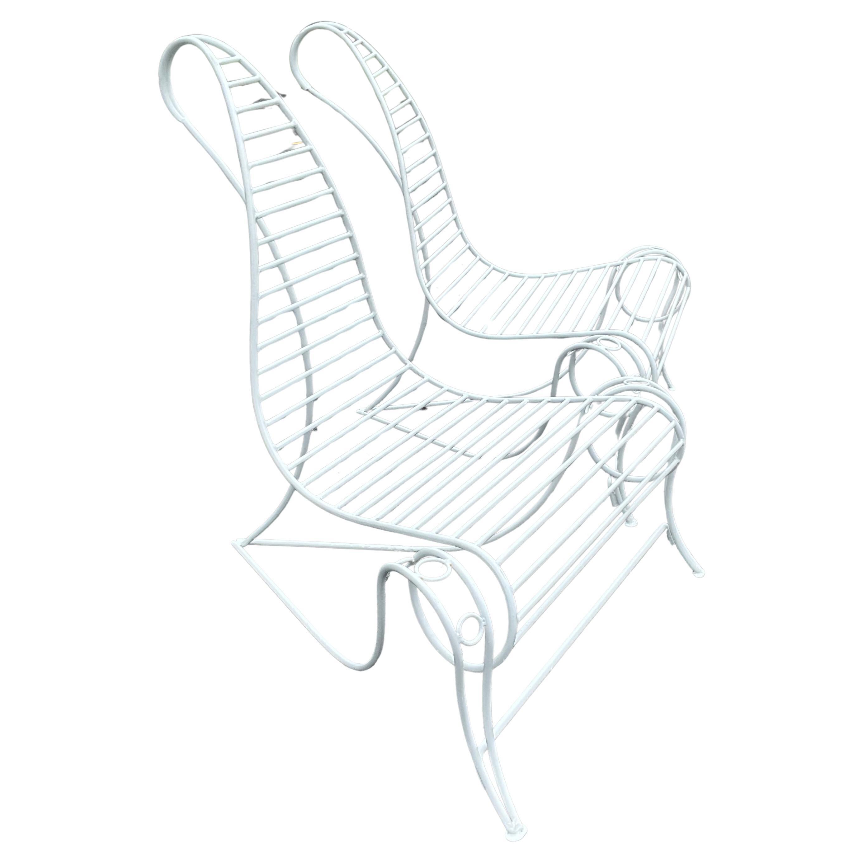 Paire de chaises sculpturales en fer forgé dans le style d'André Dubrueil, professionnellement repeintes

Description :
Une paire de chaises sculpturales en fer forgé dans le style d'André Dubrueil. Ces modèles rares et de collection présentent des